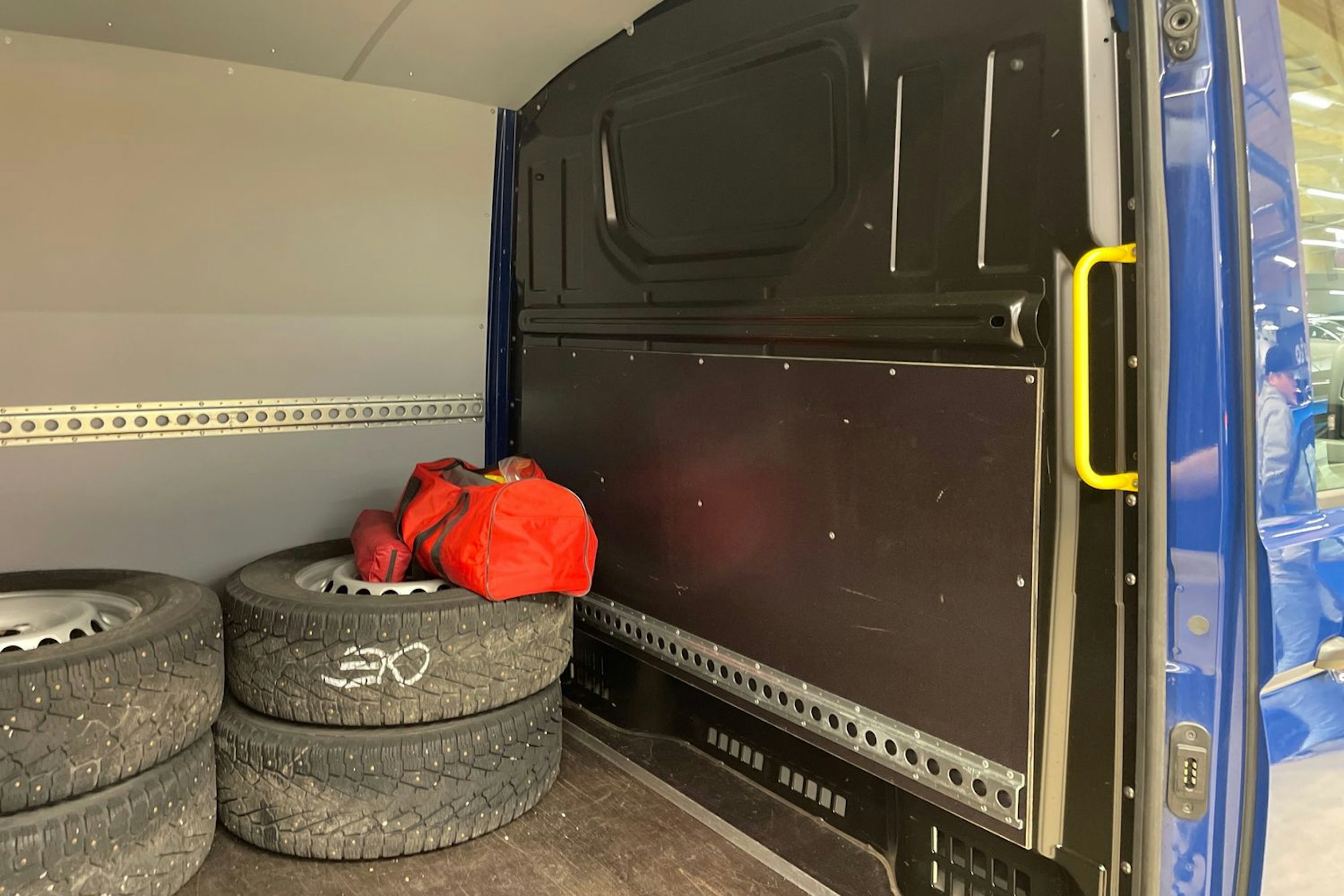 sininen Volkswagen Crafter 2020 kuva 20.