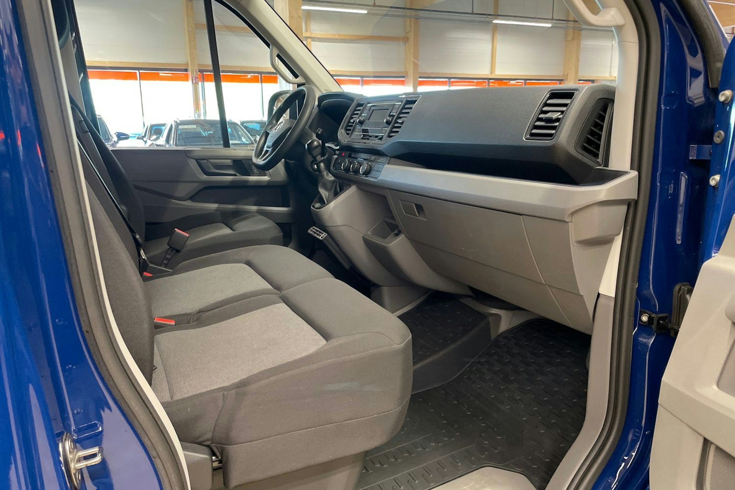 sininen Volkswagen Crafter 2020 kuva 21.