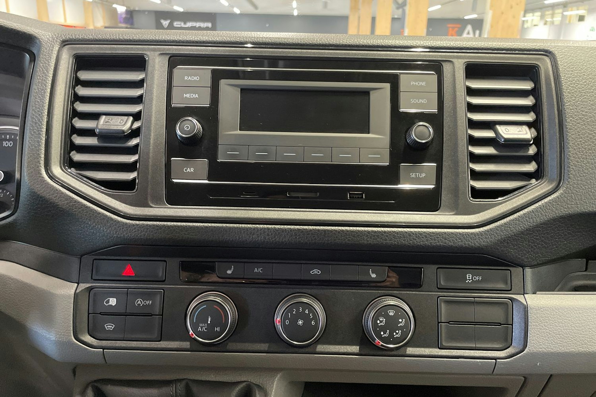 sininen Volkswagen Crafter 2020 kuva 29.