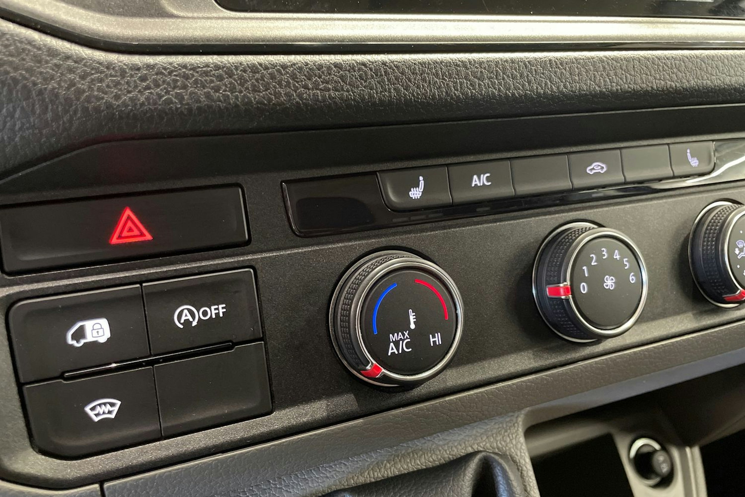 sininen Volkswagen Crafter 2020 kuva 35.