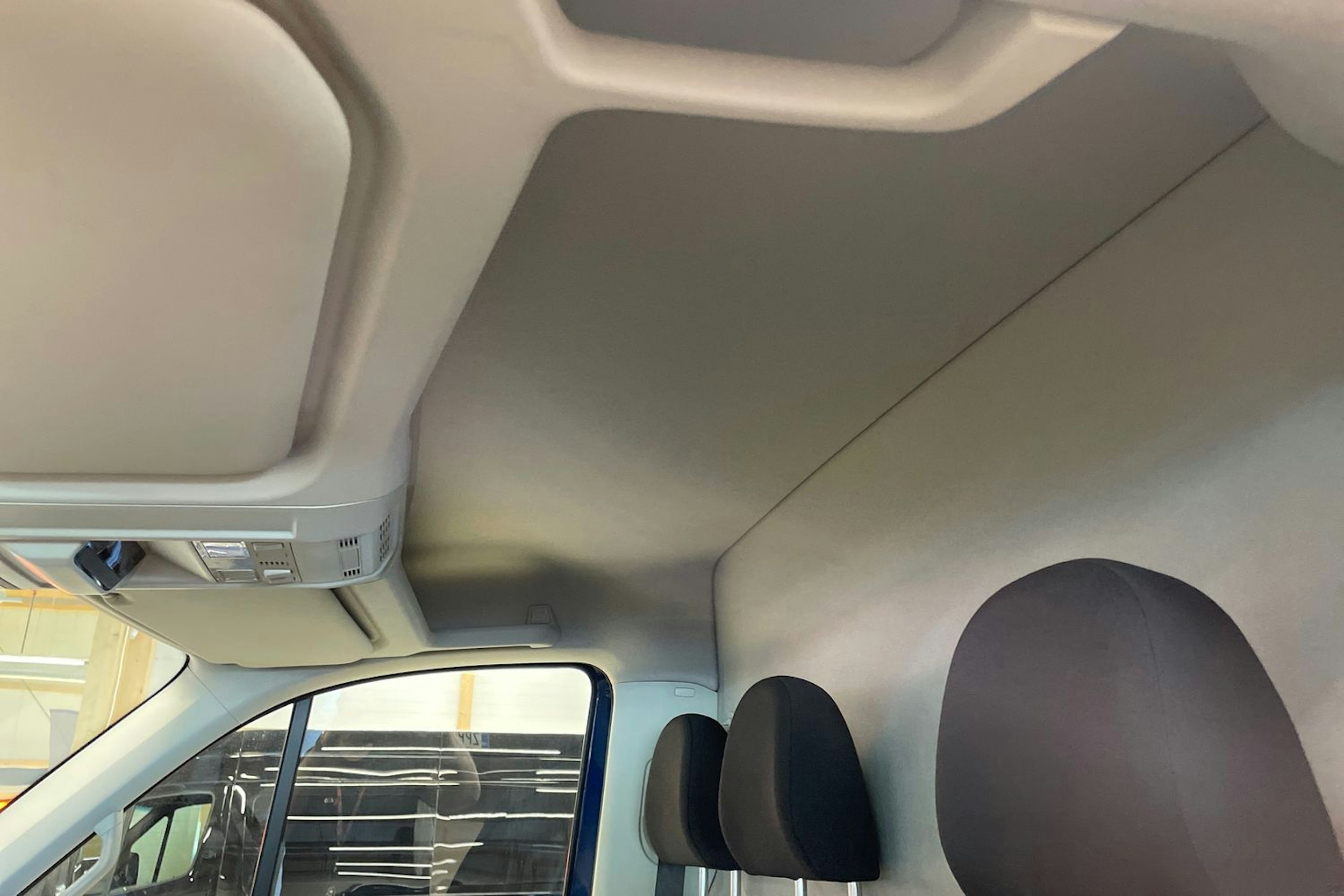 sininen Volkswagen Crafter 2020 kuva 37.
