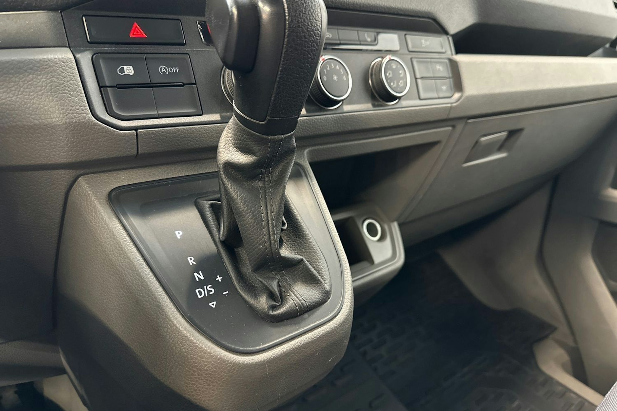 Valkoinen Volkswagen CRAFTER 2020 kuva 19.