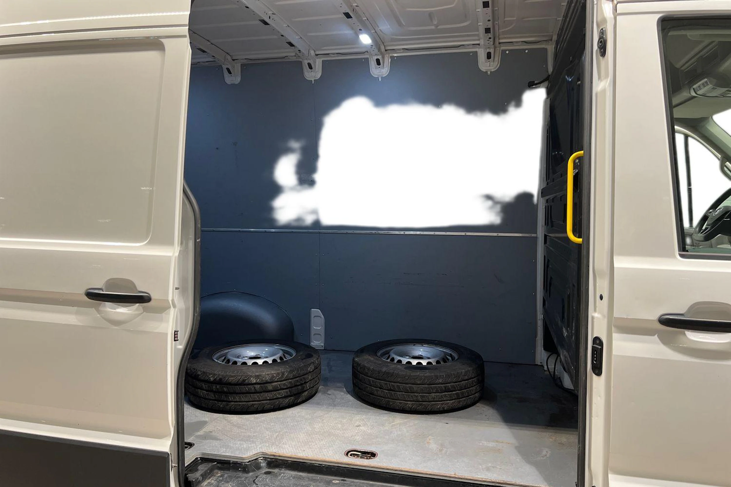 Valkoinen Volkswagen CRAFTER 2020 kuva 11.
