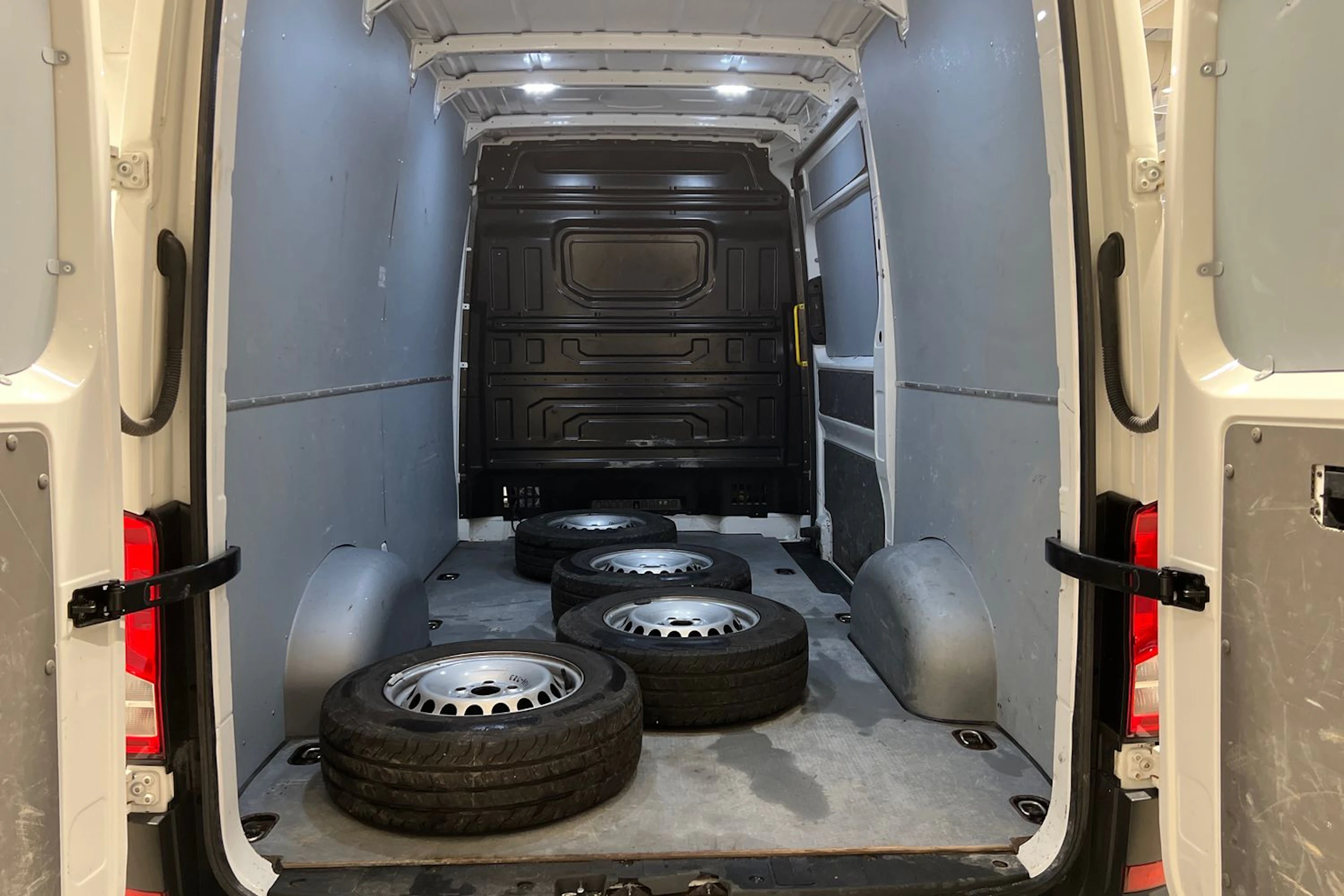 Valkoinen Volkswagen CRAFTER 2020 kuva 17.