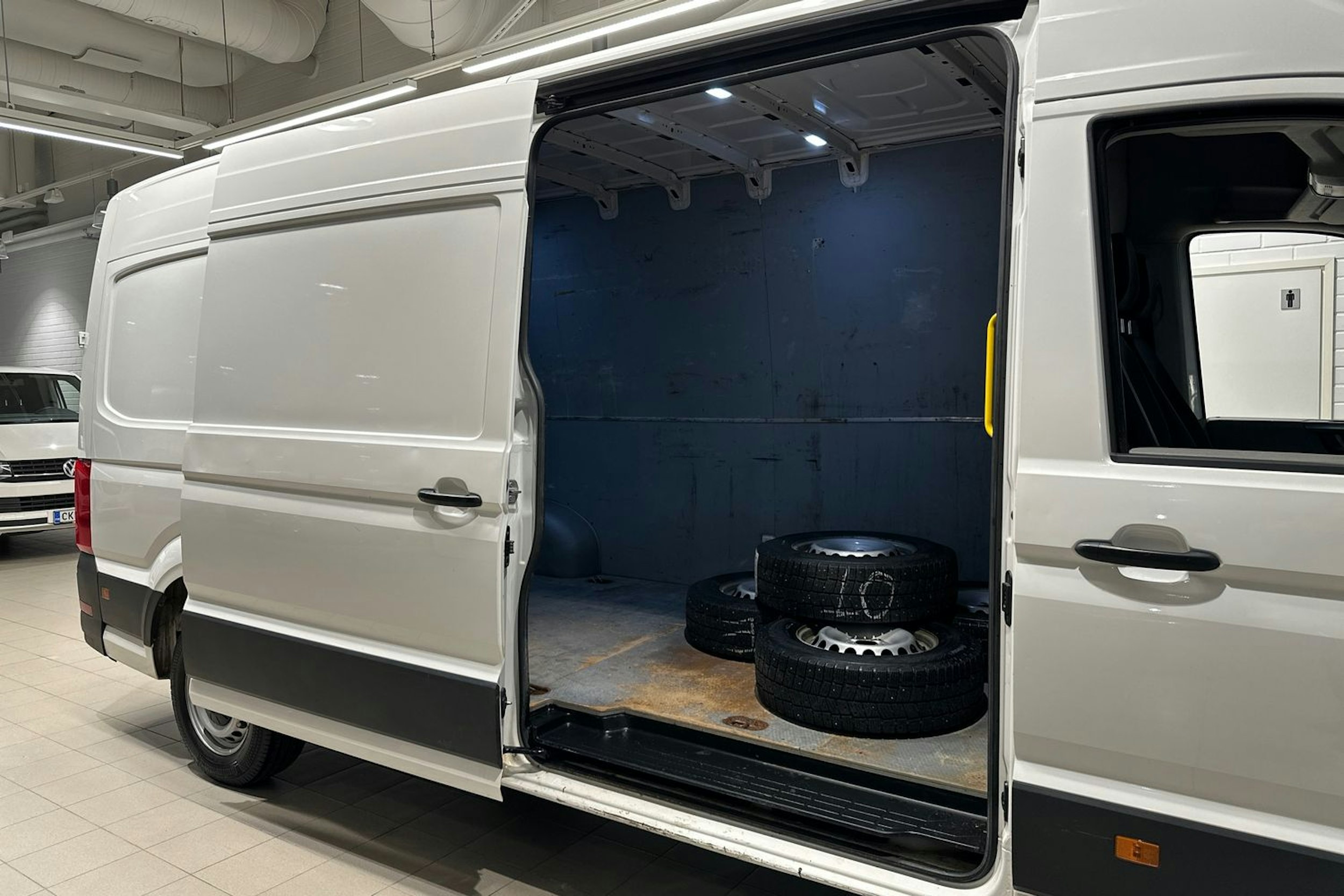 Valkoinen Volkswagen CRAFTER 2020 kuva 17.