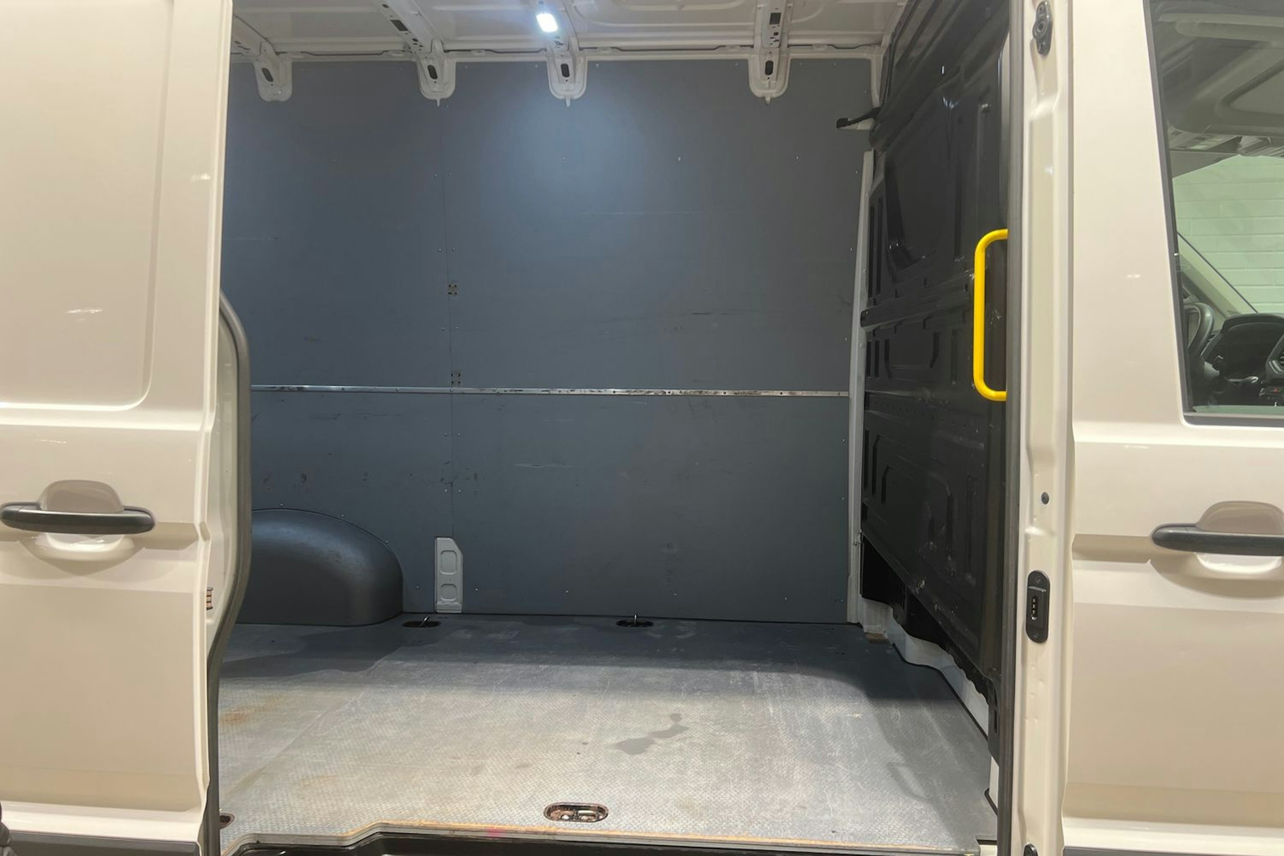 valkoinen Volkswagen Crafter 2020 kuva 16.