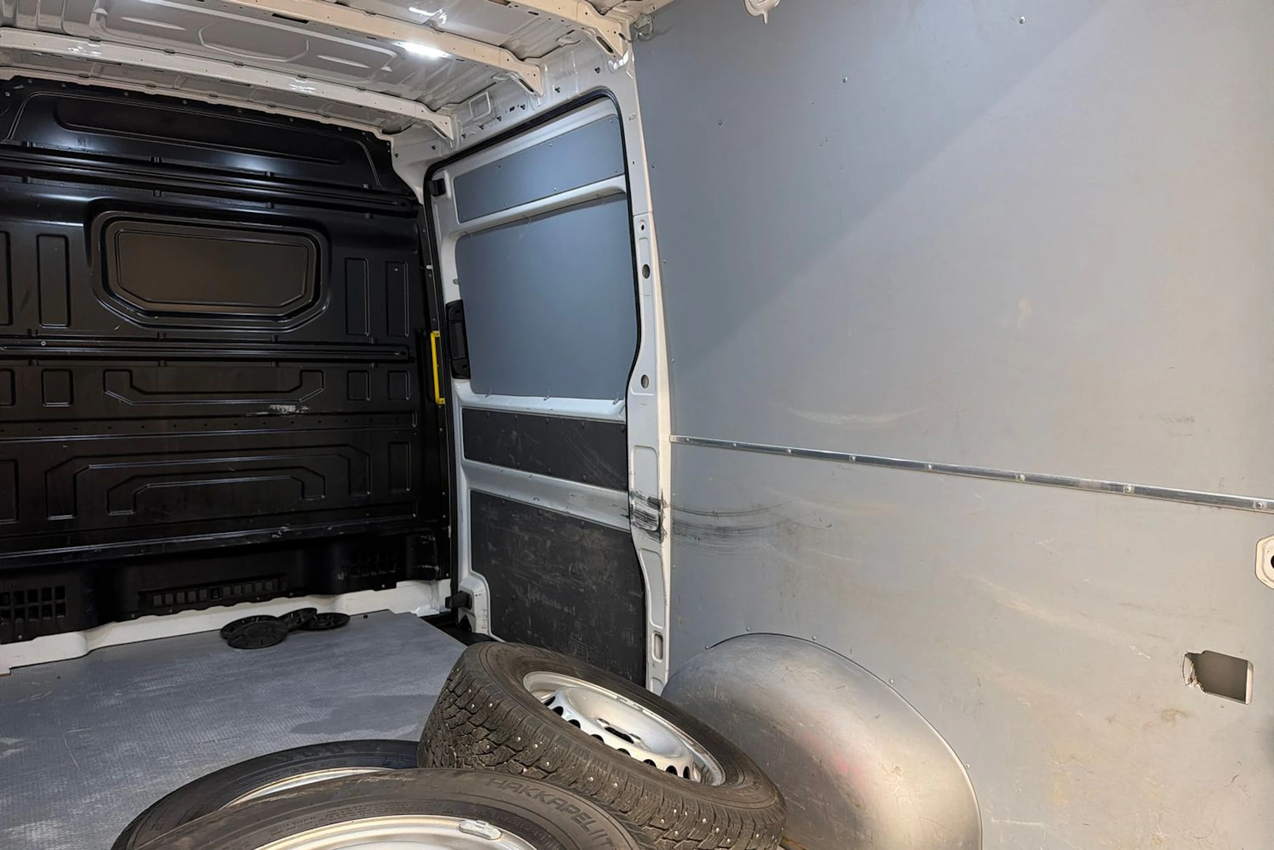 Valkoinen Volkswagen CRAFTER 2020 kuva 26.