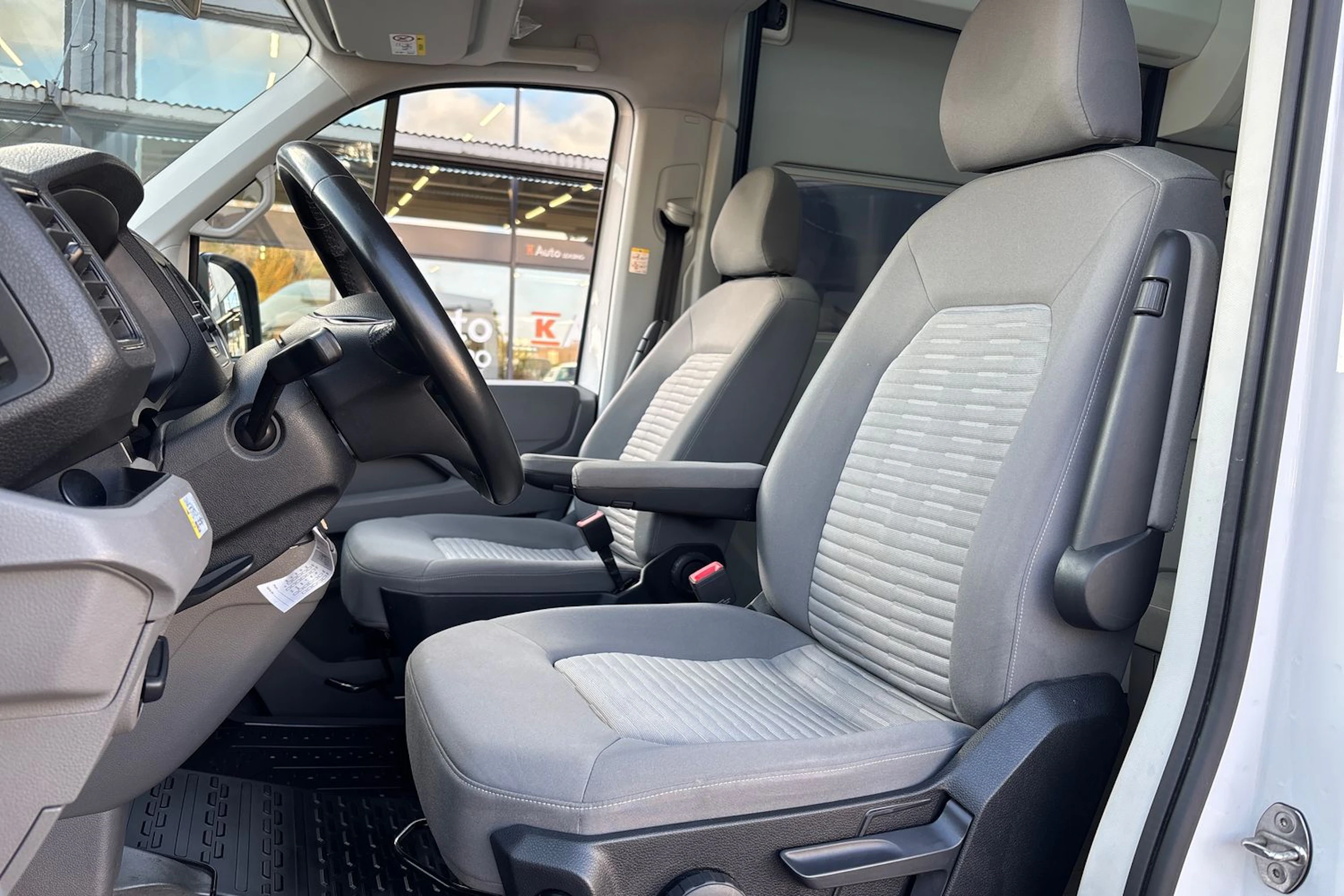 sininen Volkswagen Crafter 2020 kuva 11.