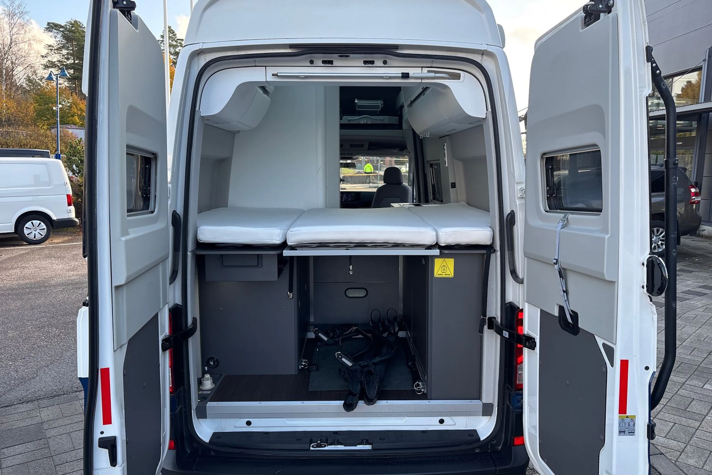 sininen Volkswagen Crafter 2020 kuva 16.