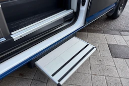 sininen Volkswagen Crafter 2020 kuva 20.