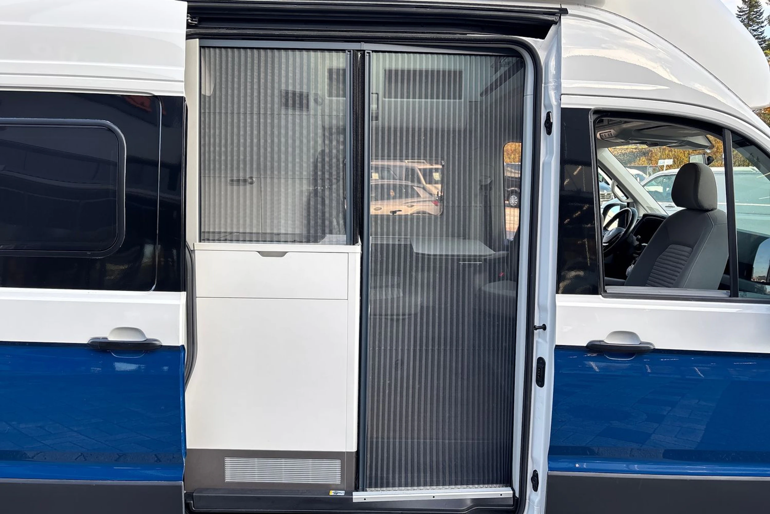 sininen Volkswagen Crafter 2020 kuva 26.