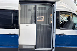 sininen Volkswagen Crafter 2020 kuva 26.