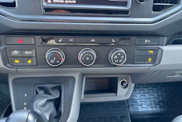 sininen Volkswagen Crafter 2020 kuva 31.