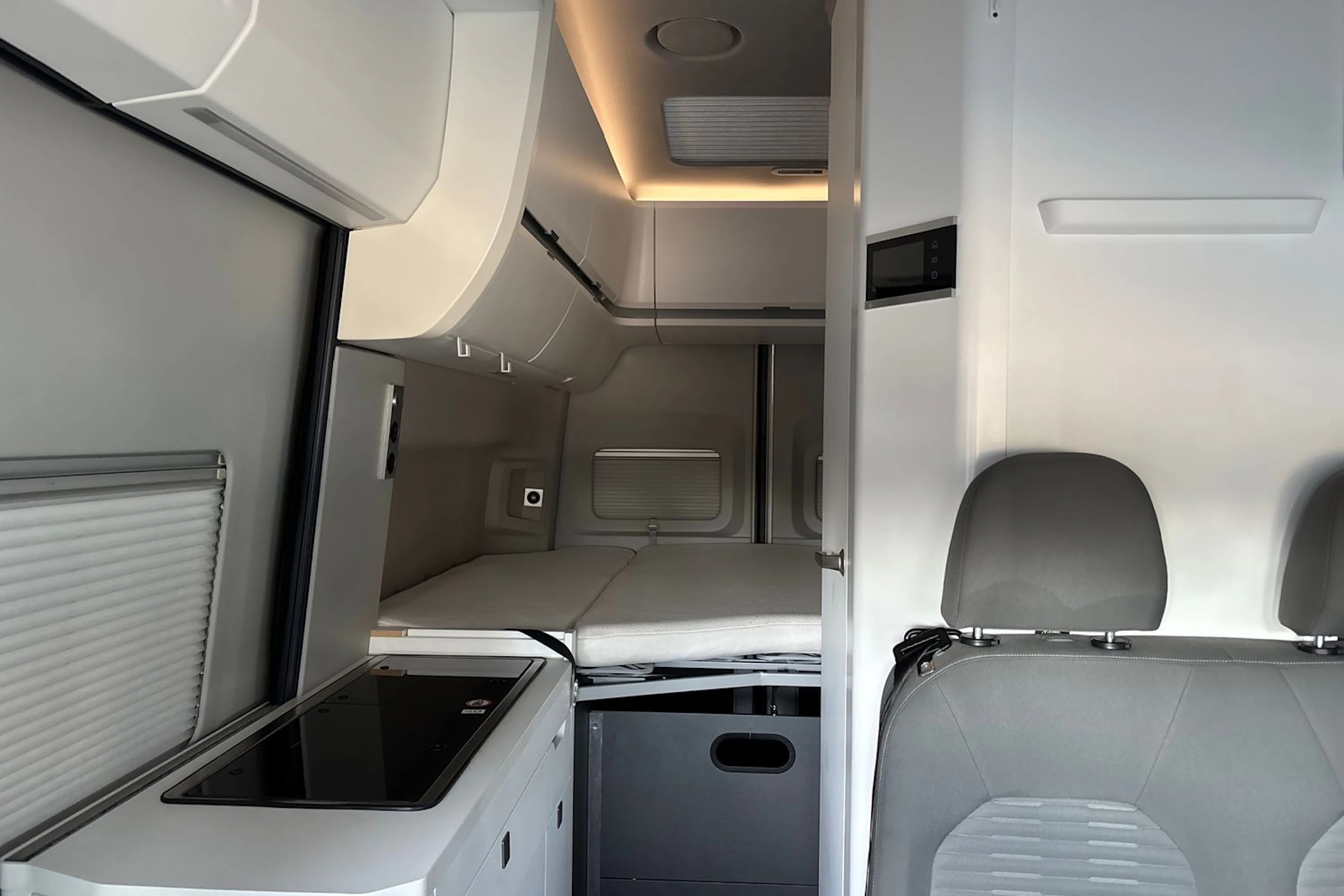 sininen Volkswagen Crafter 2020 kuva 36.