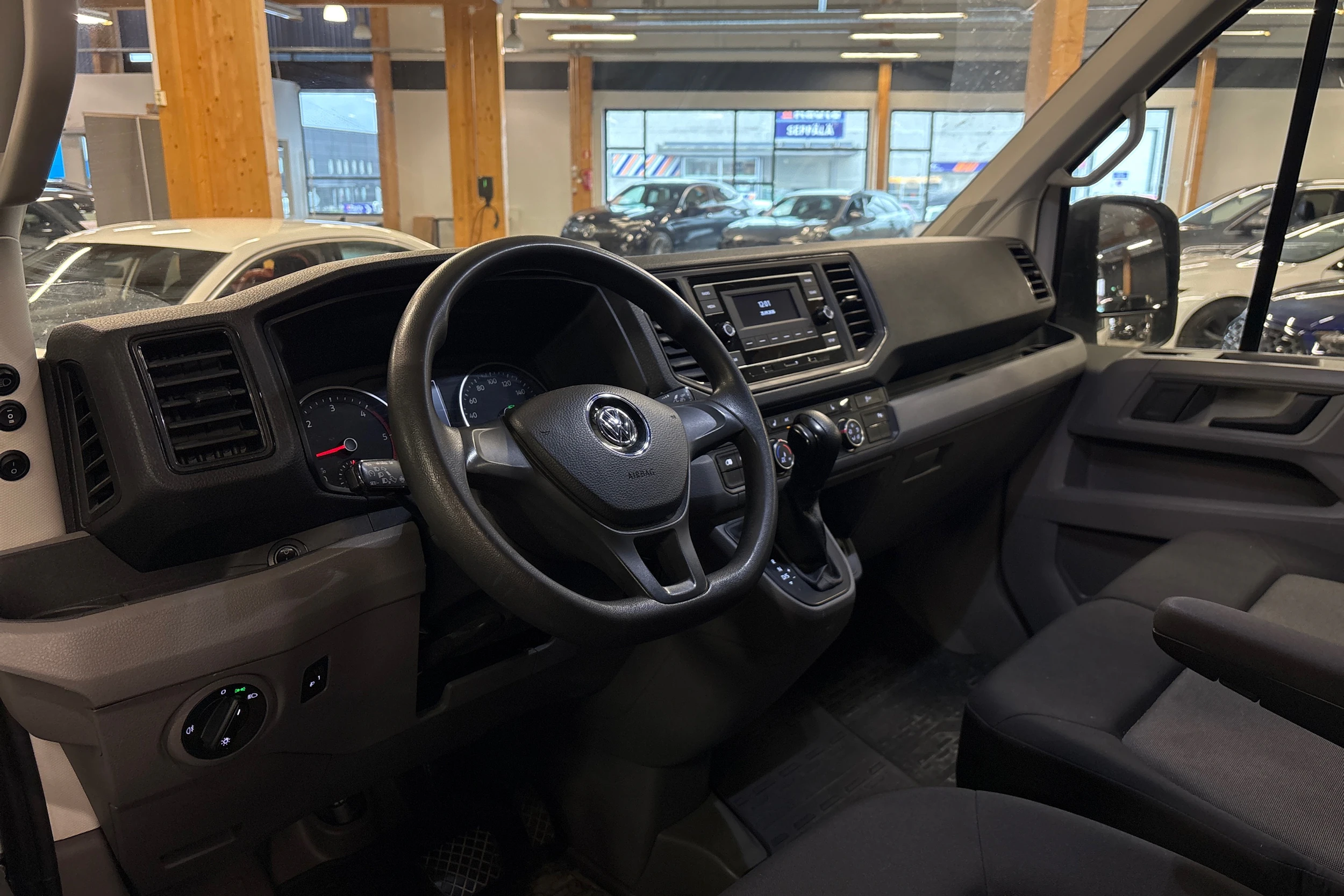 valkoinen Volkswagen Crafter 2020 kuva 4.