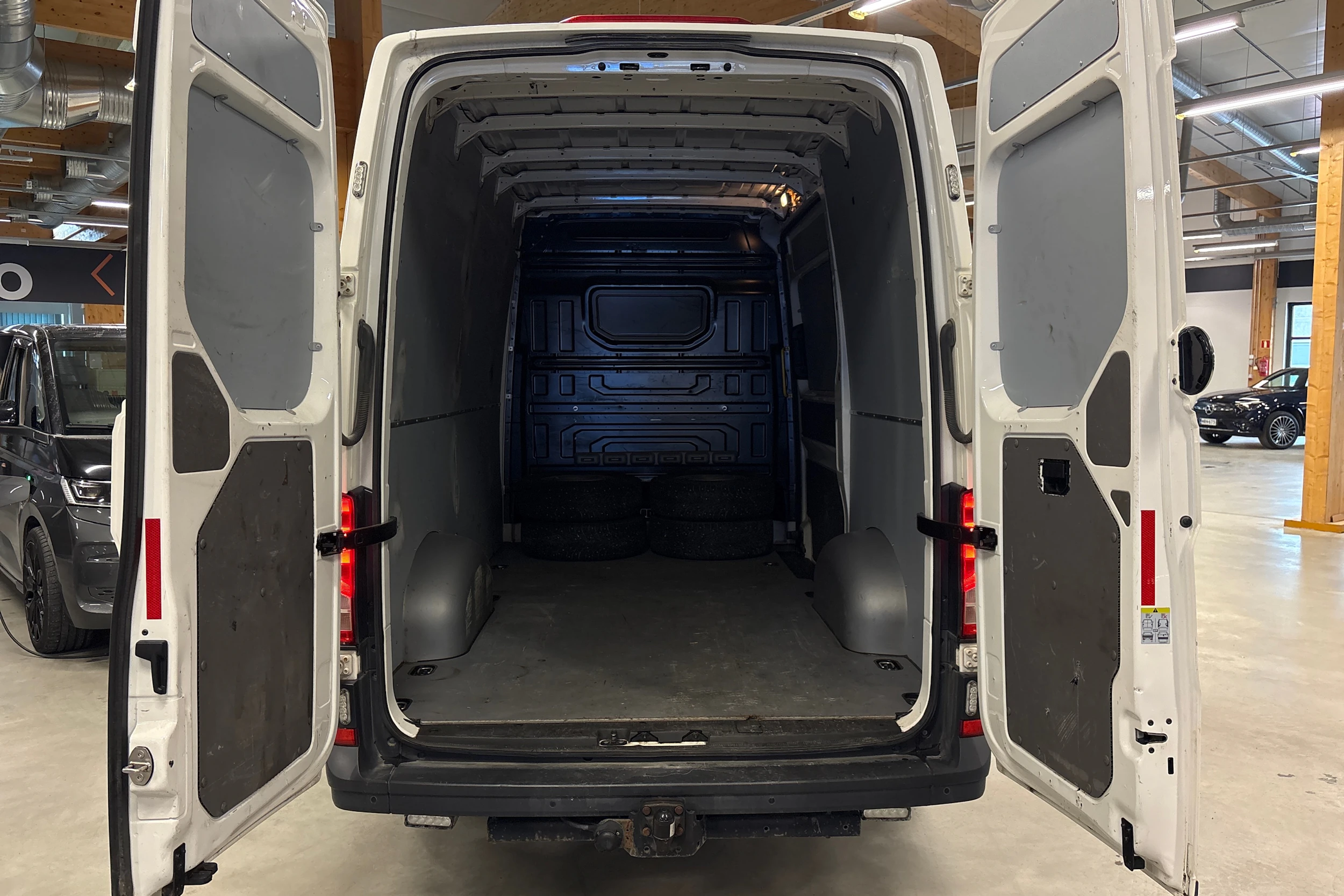 valkoinen Volkswagen Crafter 2020 kuva 5.