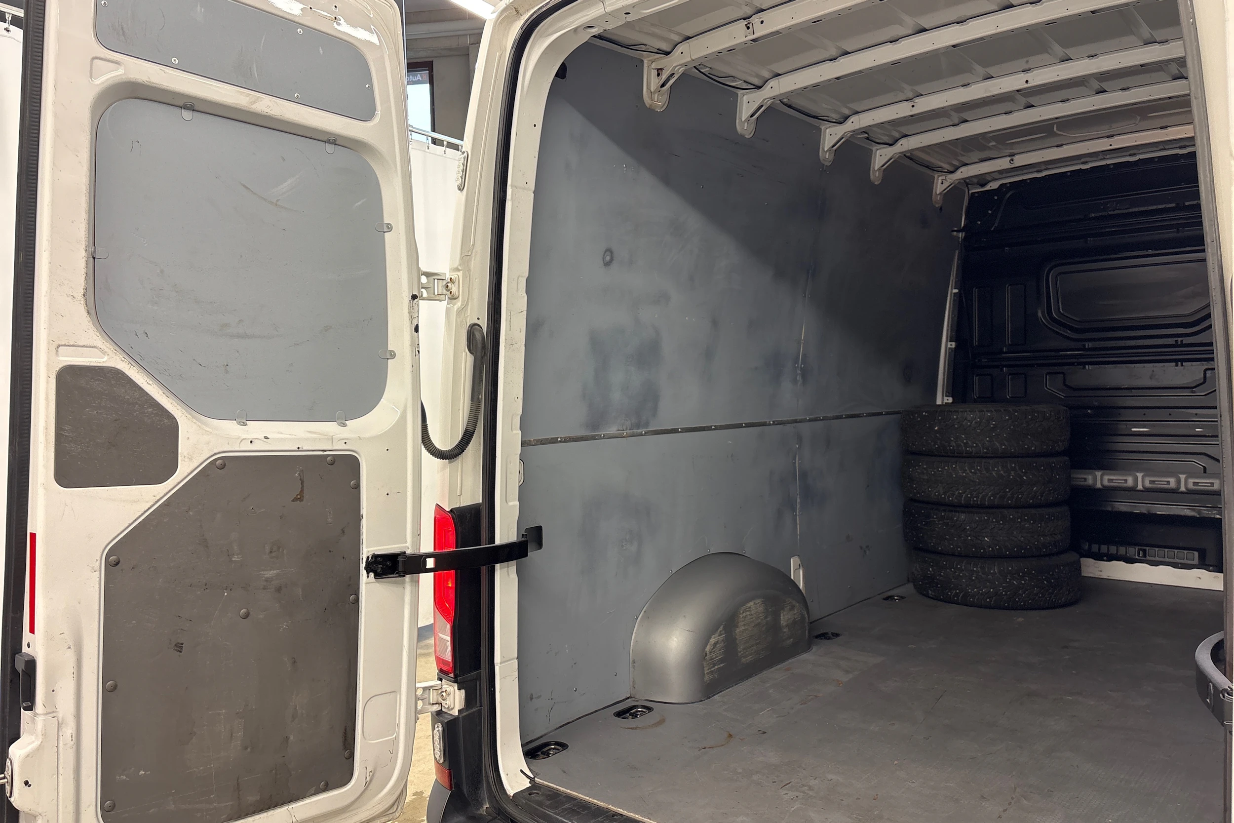 valkoinen Volkswagen Crafter 2020 kuva 10.