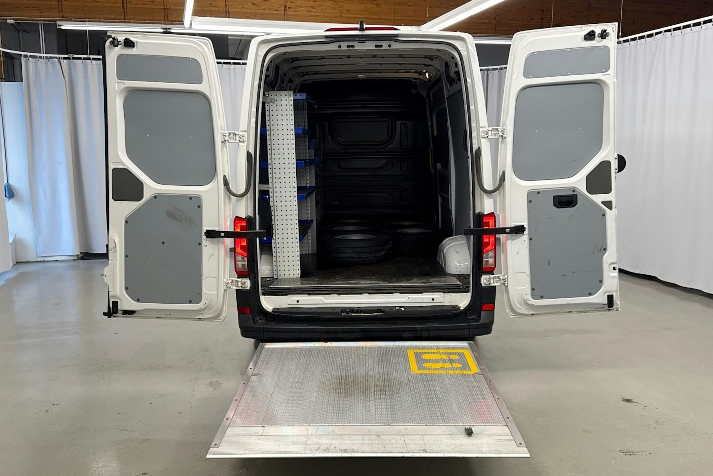 valkoinen Volkswagen Crafter 2020 kuva 23.