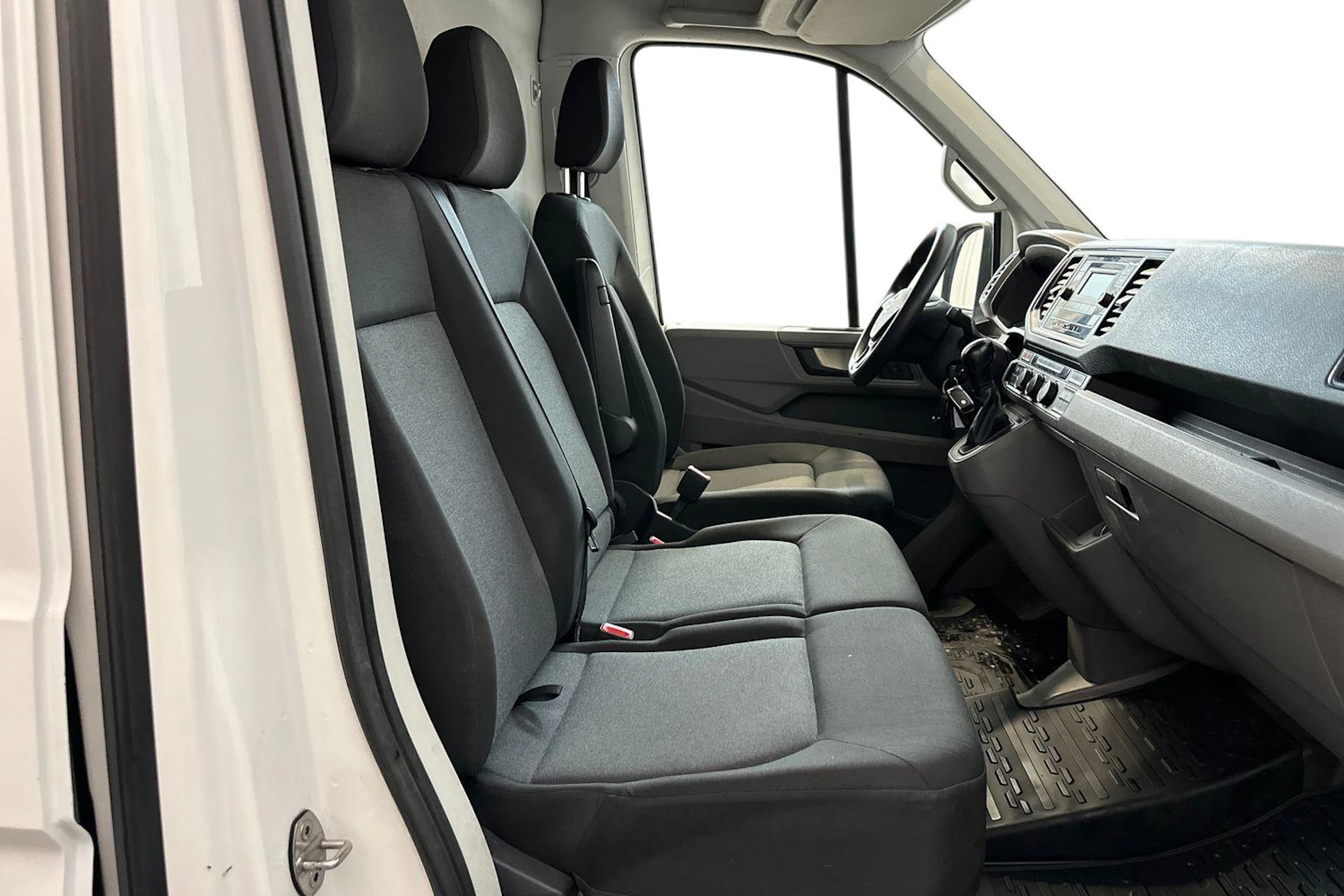 Valkoinen Volkswagen CRAFTER 2020 kuva 8.