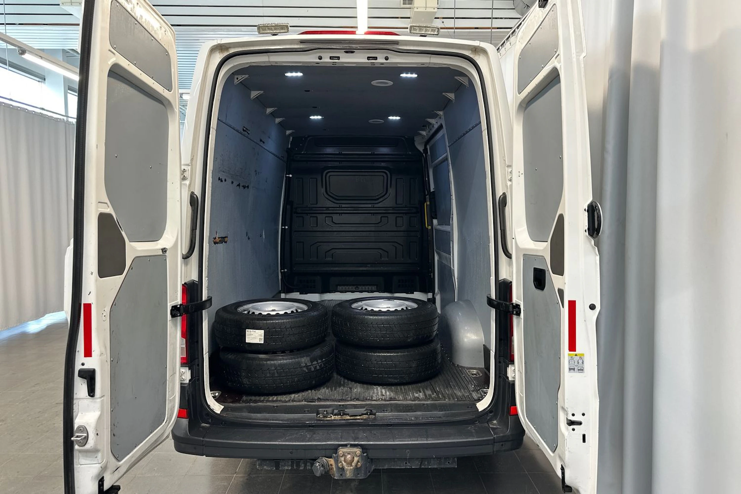 Valkoinen Volkswagen CRAFTER 2020 kuva 10.