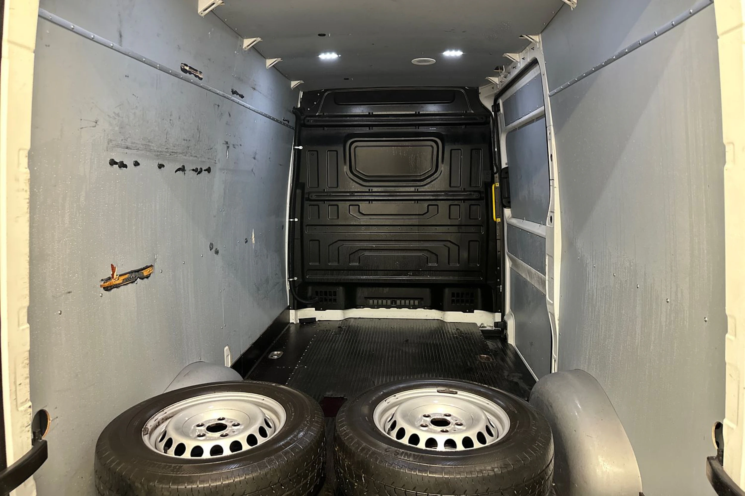 Valkoinen Volkswagen CRAFTER 2020 kuva 11.