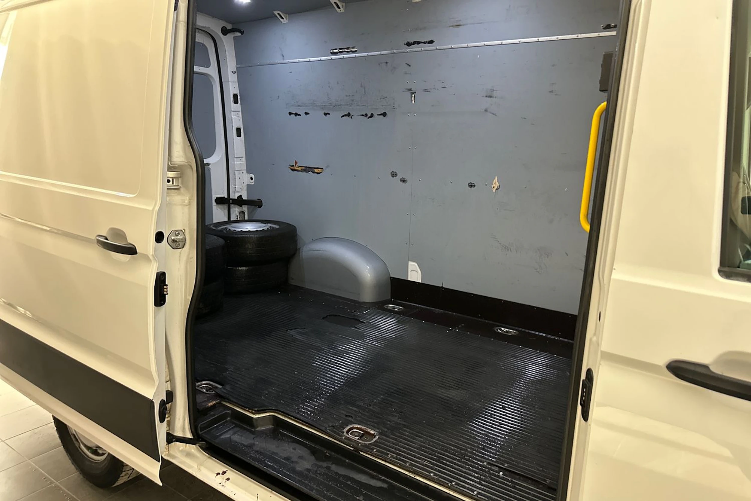 Valkoinen Volkswagen CRAFTER 2020 kuva 12.