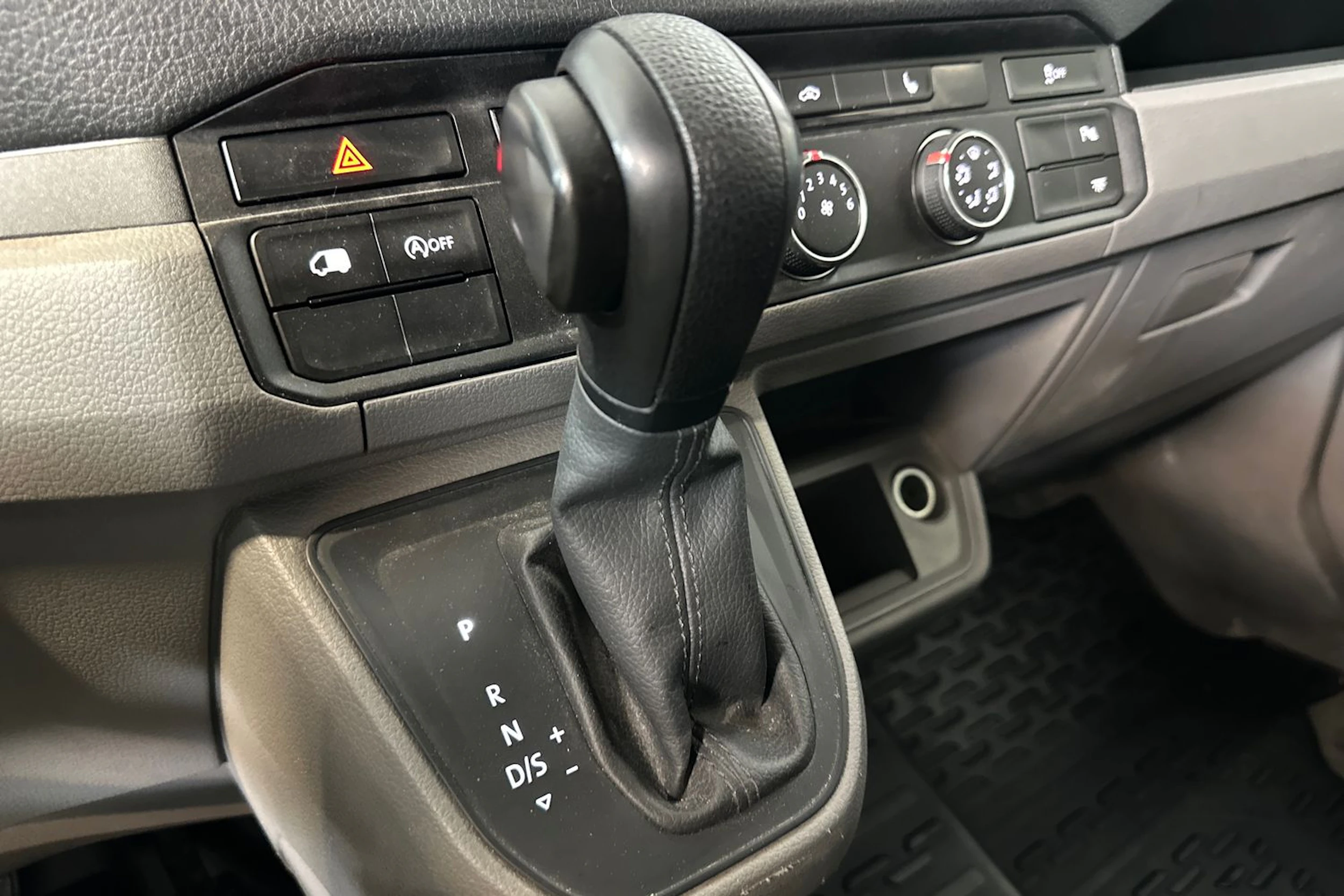 Valkoinen Volkswagen CRAFTER 2020 kuva 15.