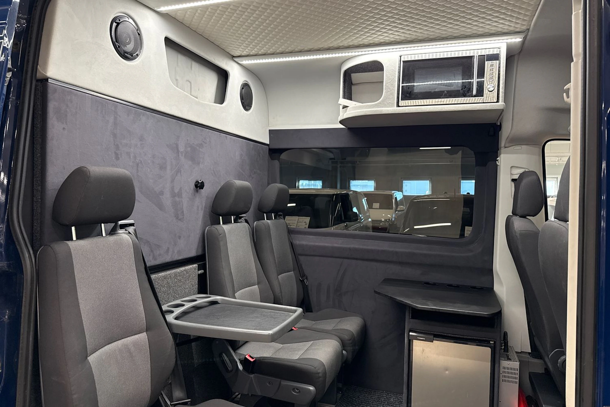 sininen Volkswagen Crafter 2020 kuva 13.