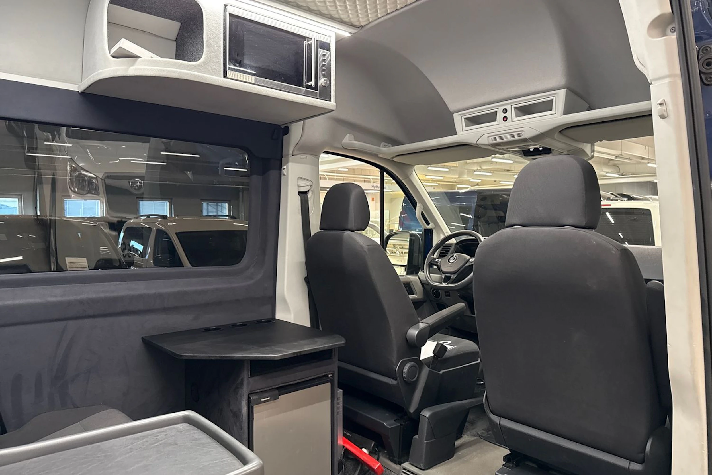 sininen Volkswagen Crafter 2020 kuva 15.