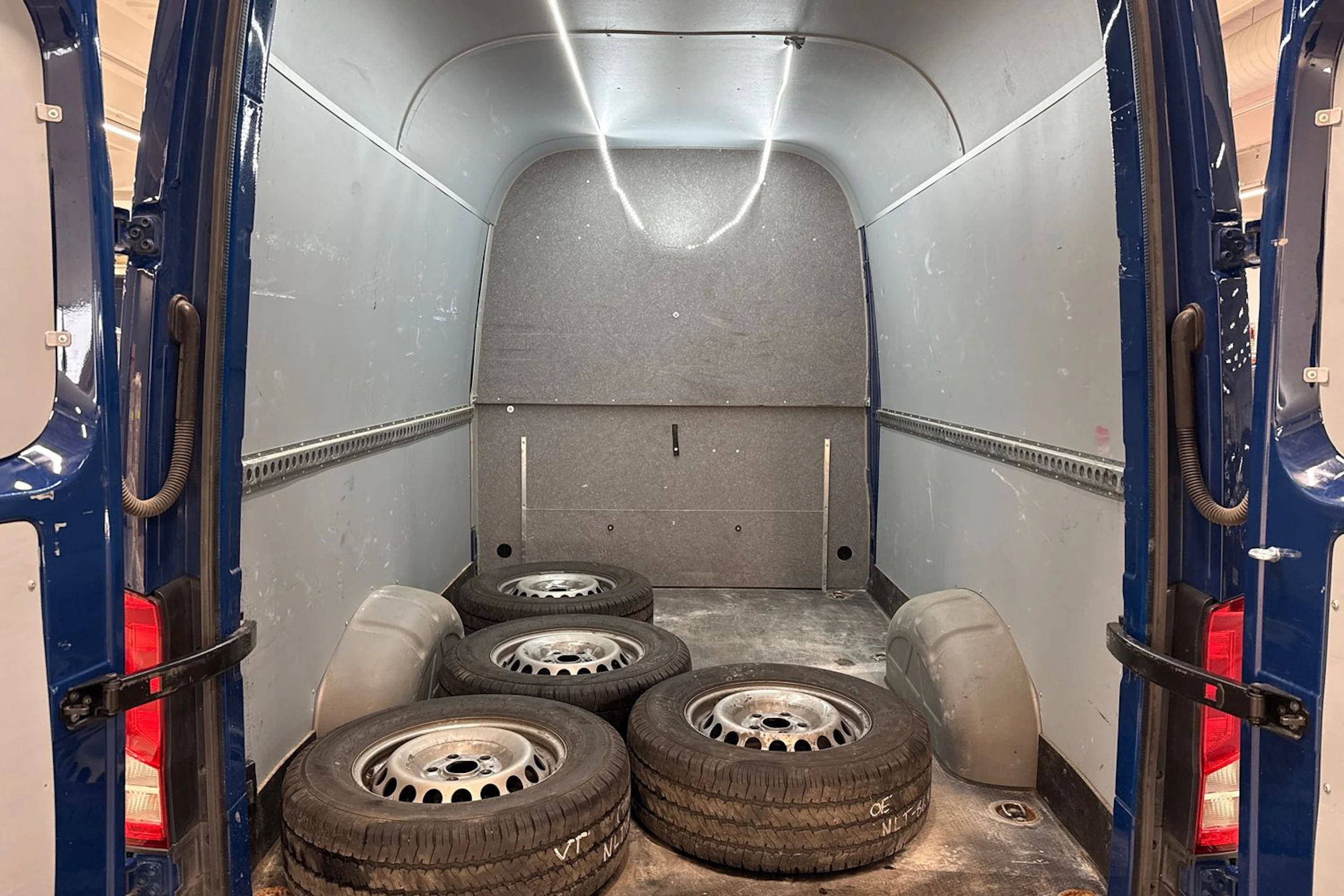 sininen Volkswagen Crafter 2020 kuva 17.