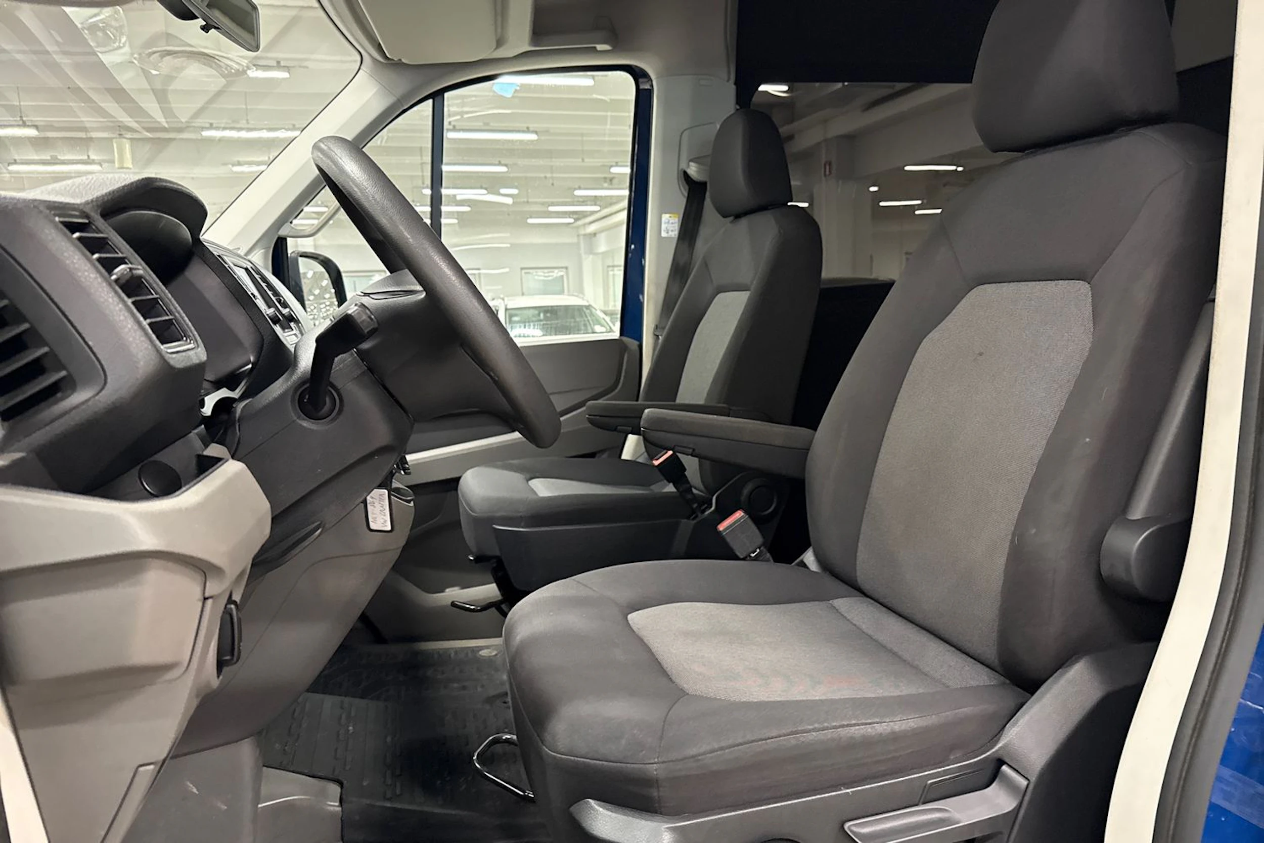 sininen Volkswagen Crafter 2020 kuva 18.