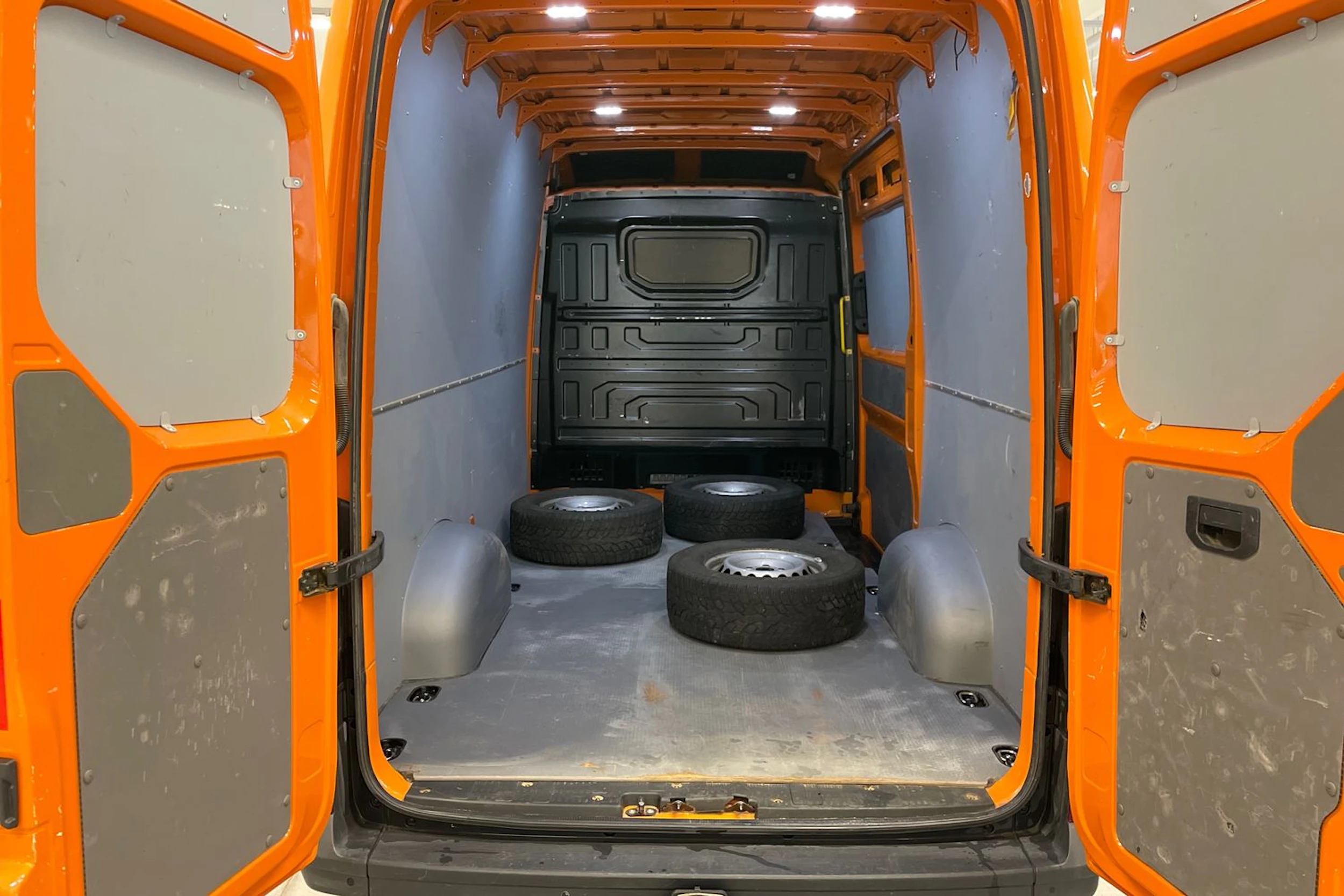 oranssi Volkswagen Crafter 2020 kuva 15.