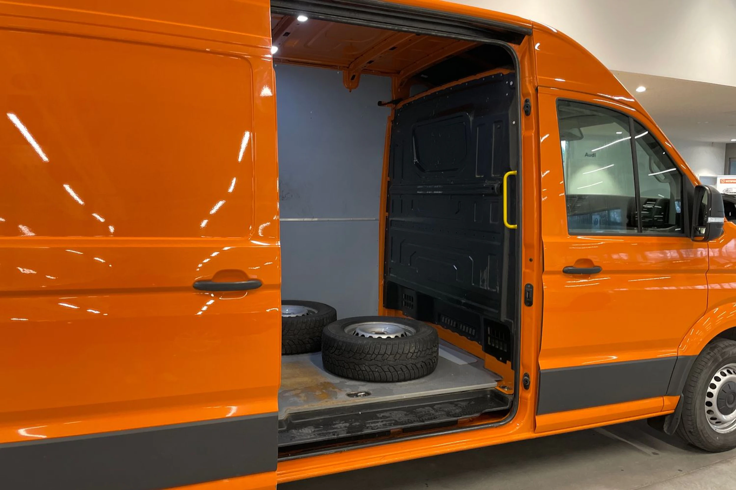 oranssi Volkswagen Crafter 2020 kuva 26.
