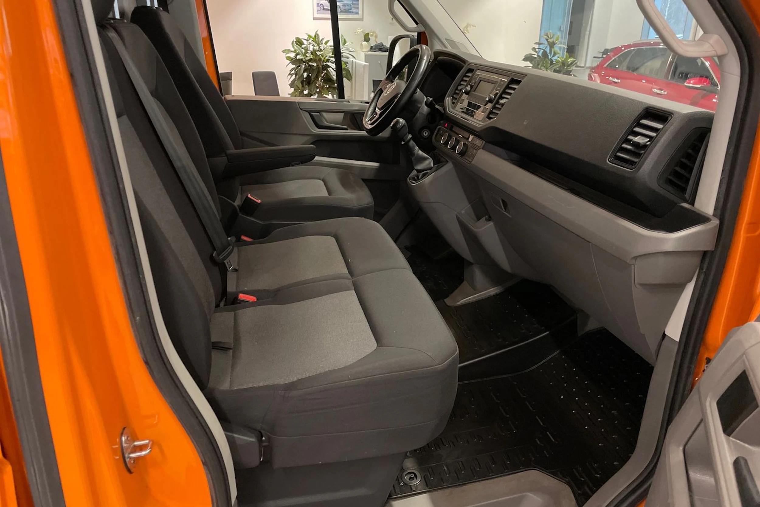 oranssi Volkswagen Crafter 2020 kuva 28.
