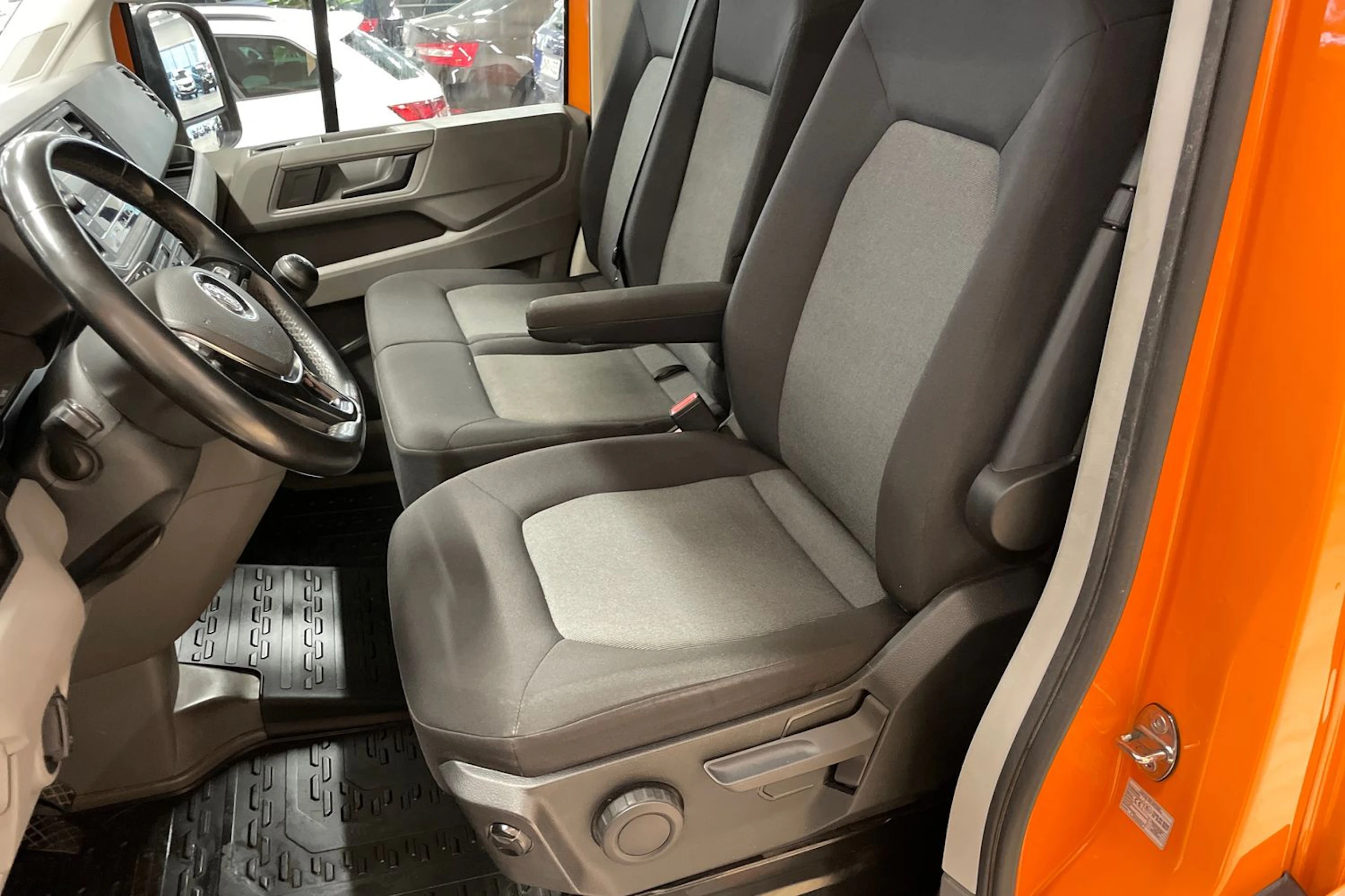 oranssi Volkswagen Crafter 2020 kuva 29.