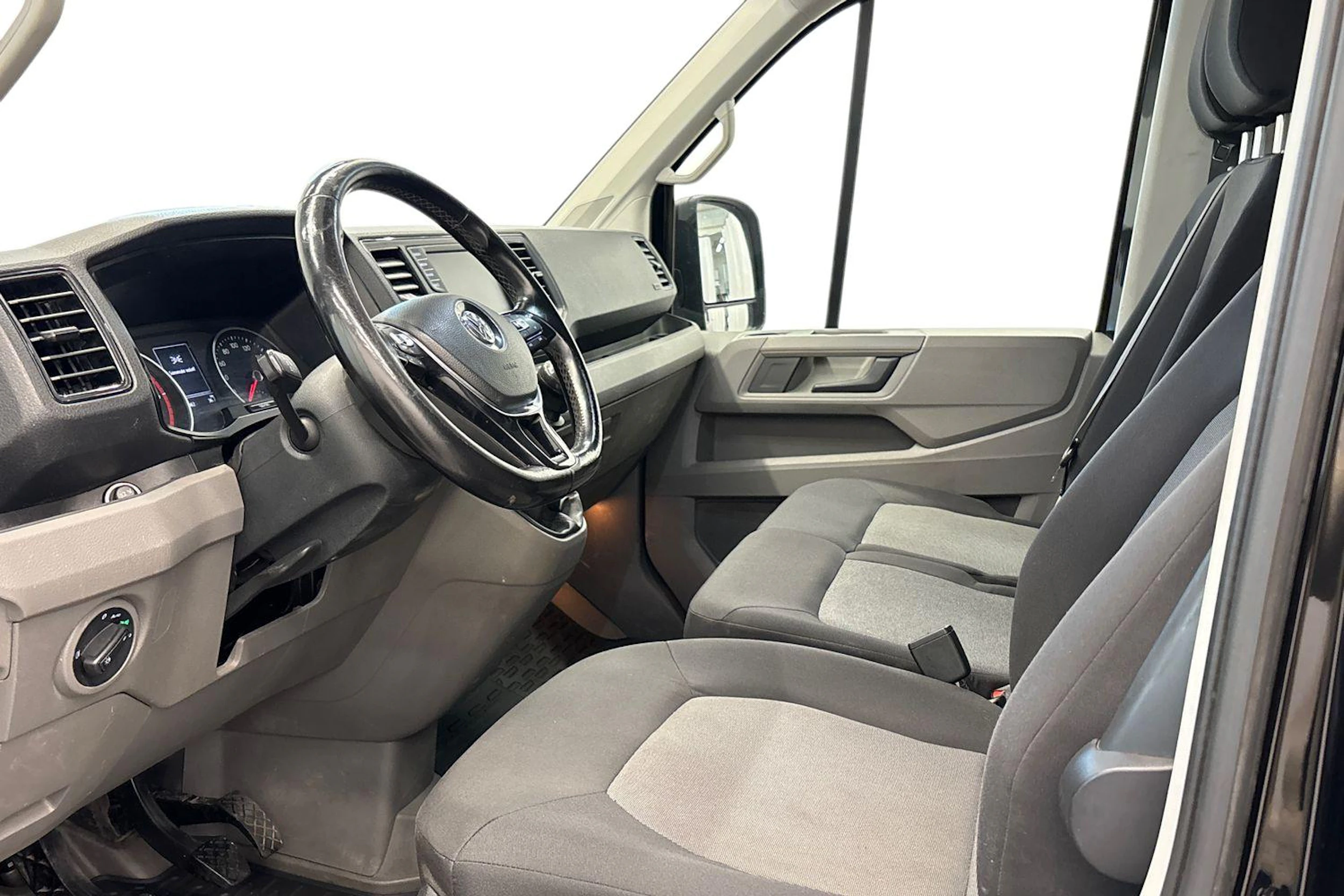 musta Volkswagen Crafter 2020 kuva 6.