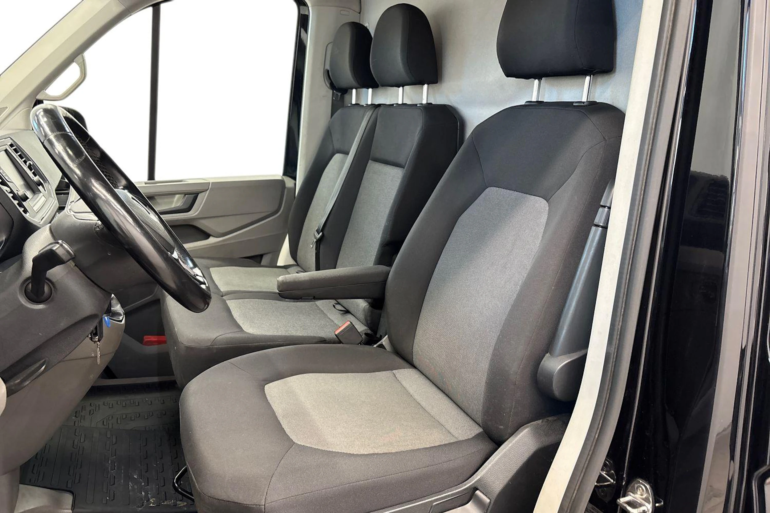 musta Volkswagen Crafter 2020 kuva 8.