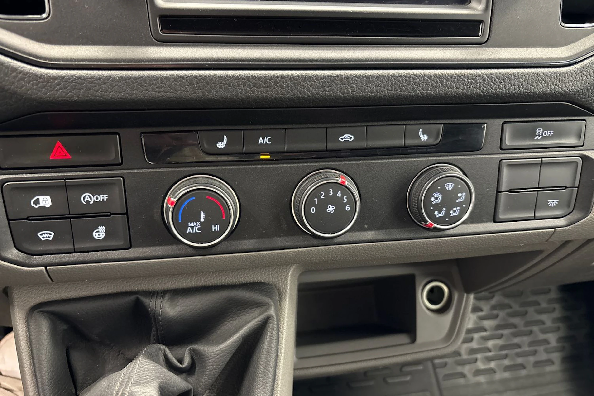 musta Volkswagen Crafter 2020 kuva 14.
