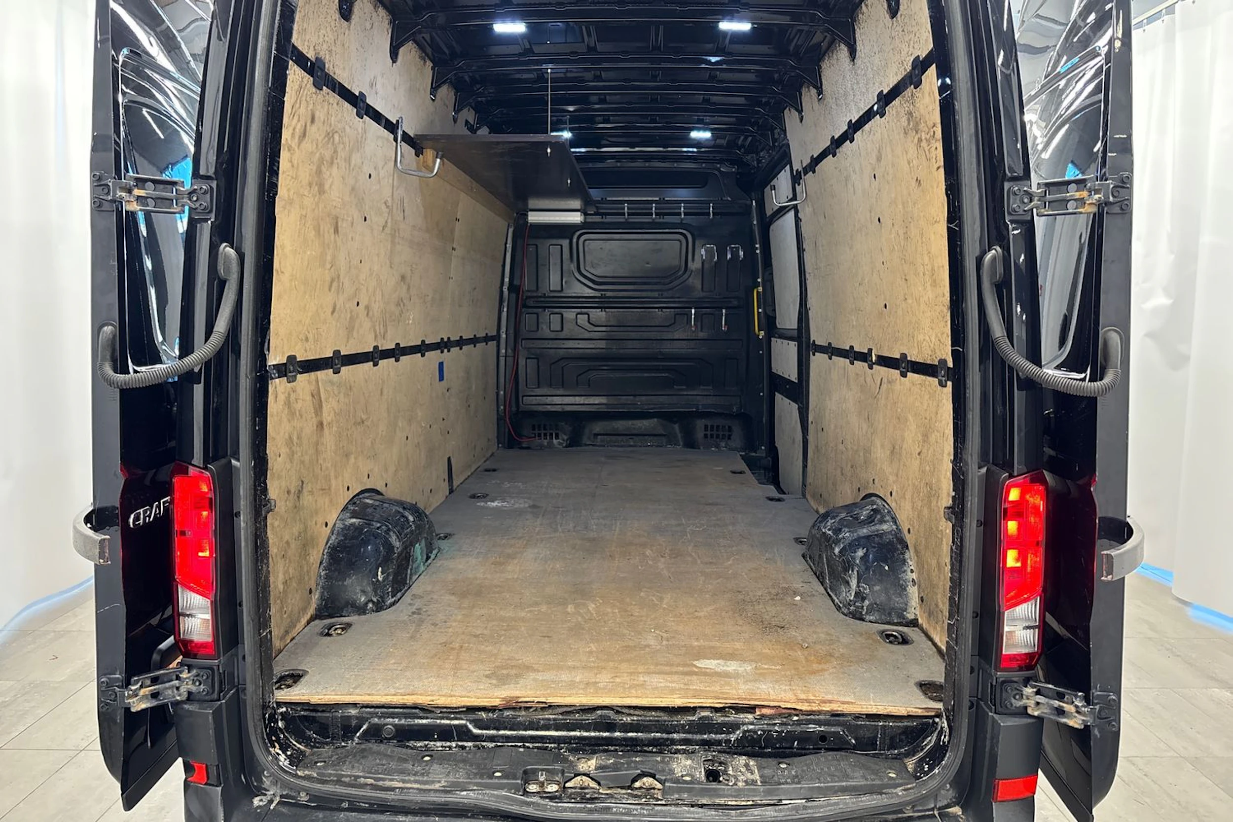 musta Volkswagen Crafter 2020 kuva 21.
