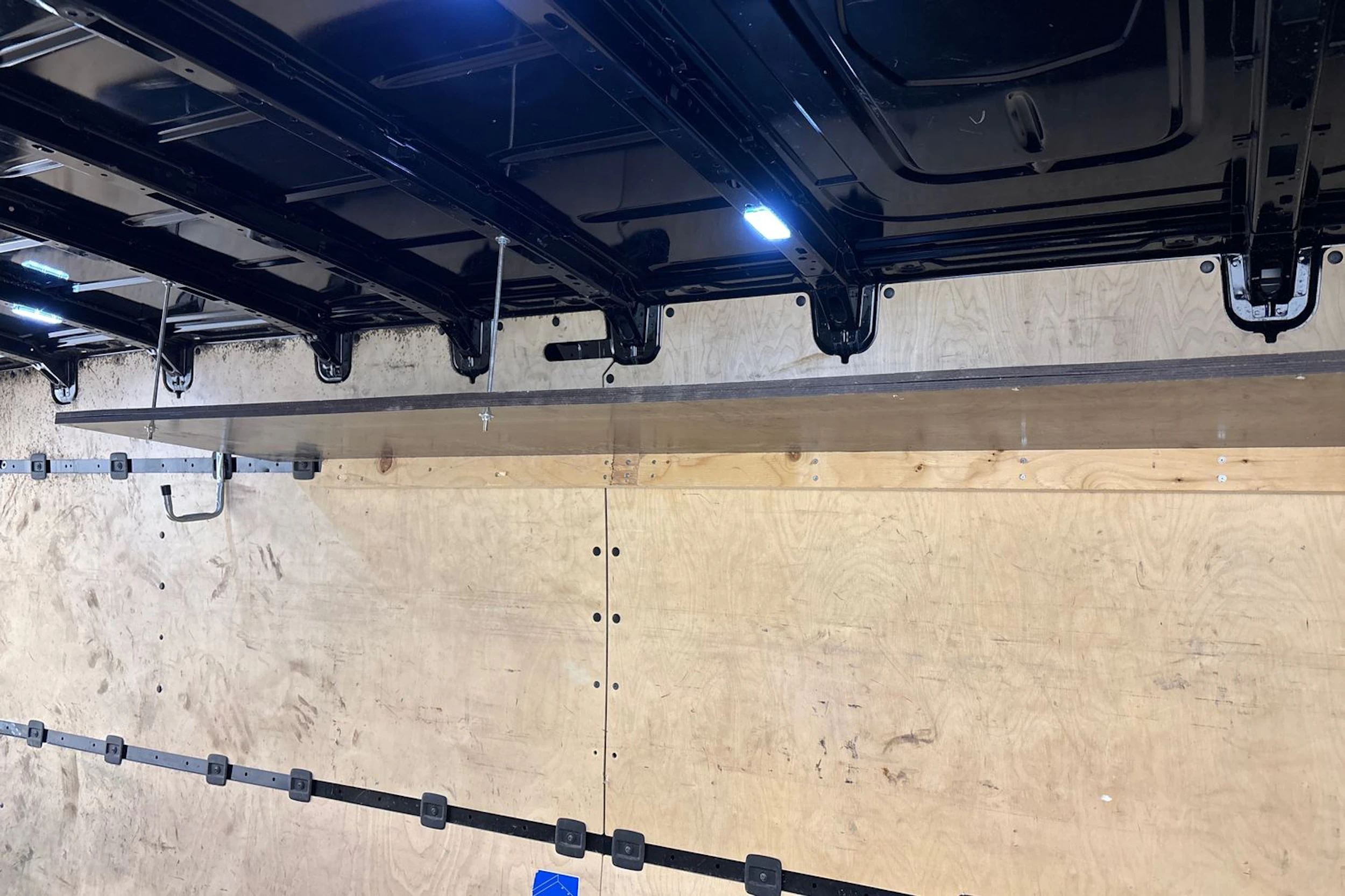 musta Volkswagen Crafter 2020 kuva 24.