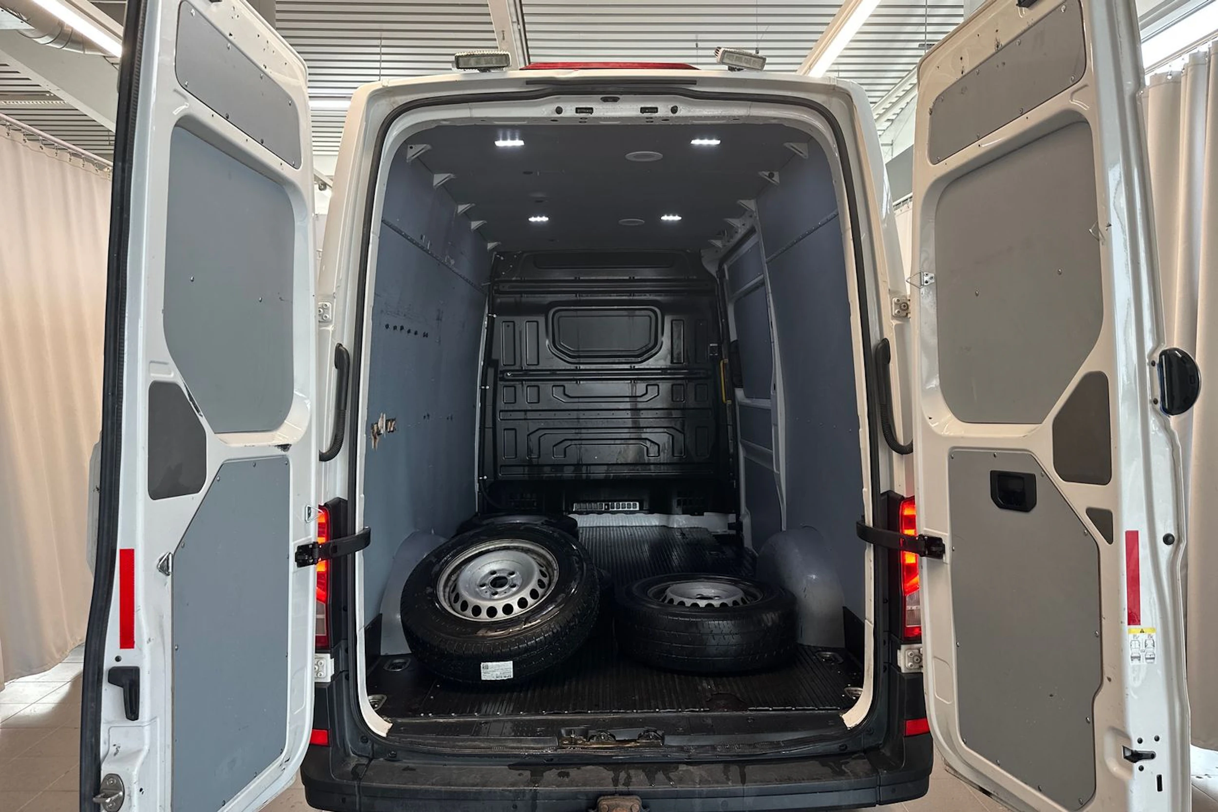 valkoinen Volkswagen Crafter 2020 kuva 12.