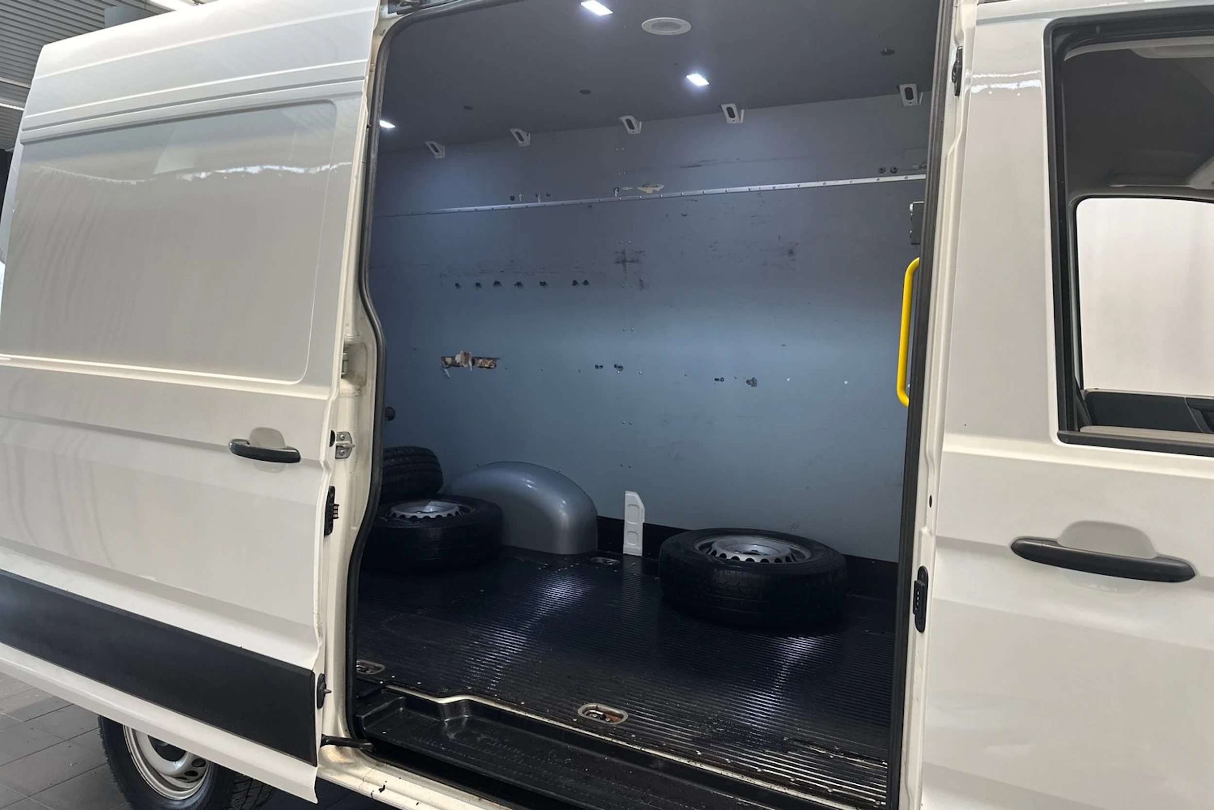 valkoinen Volkswagen Crafter 2020 kuva 13.