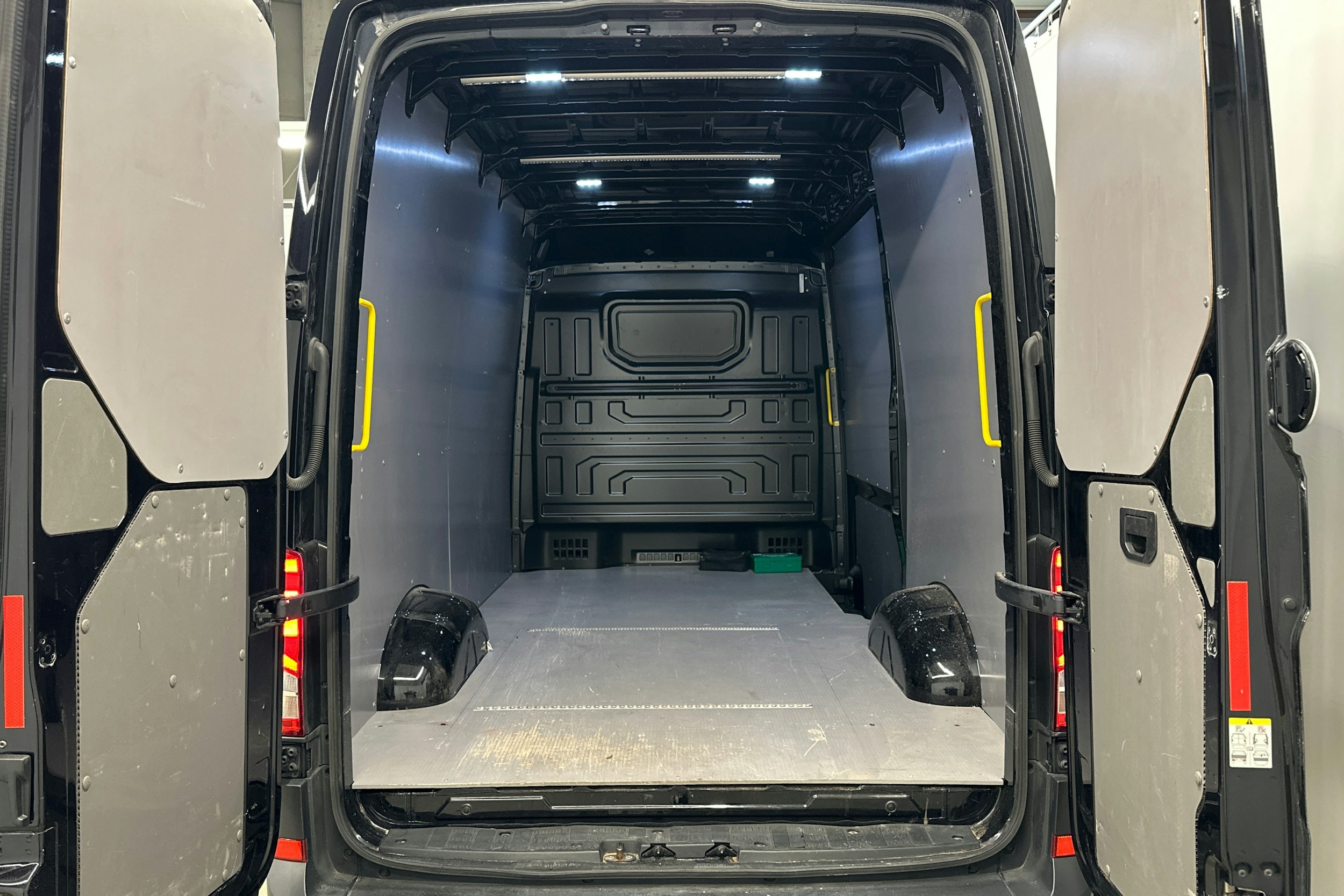 musta Volkswagen Crafter 2021 kuva 11.