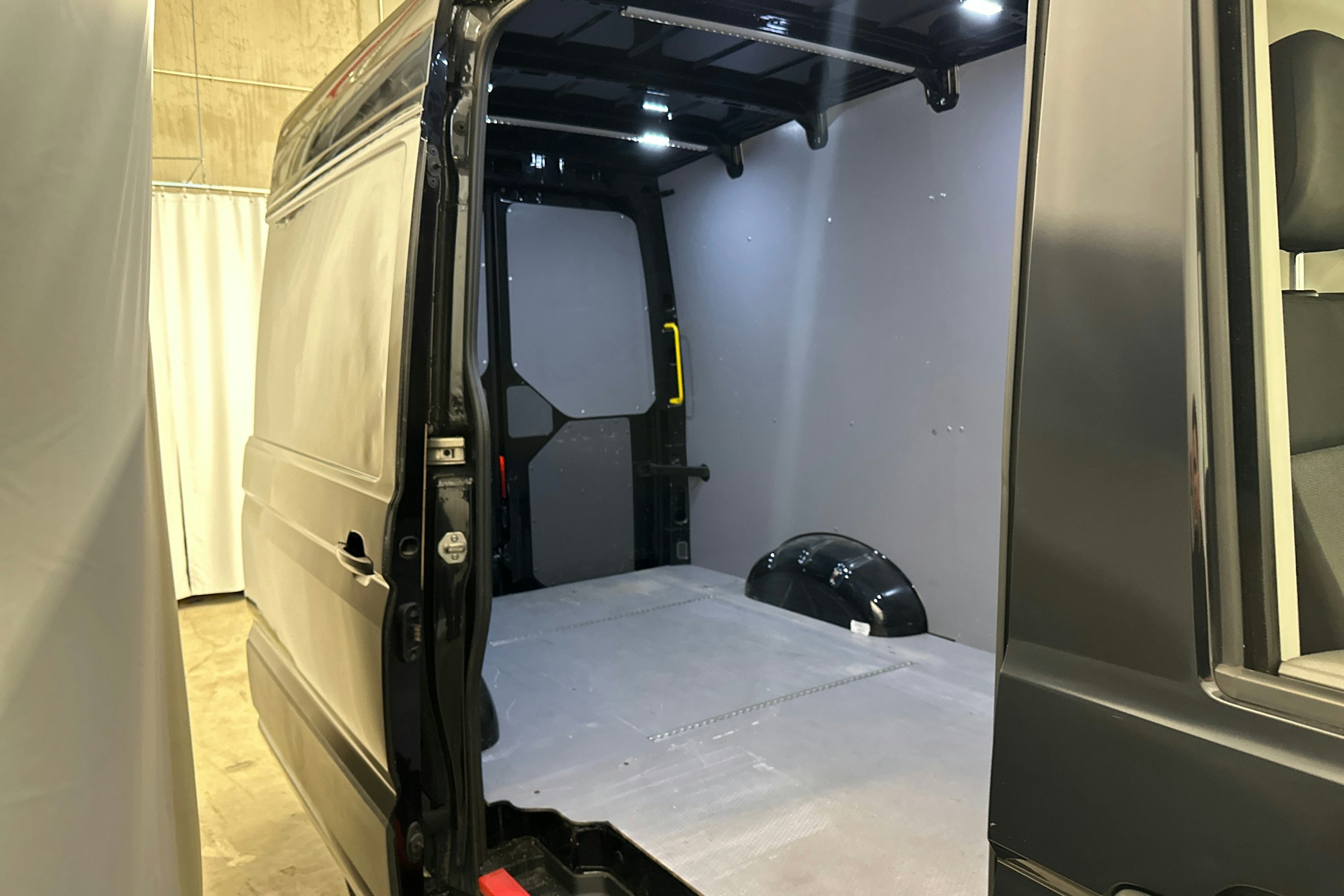 musta Volkswagen Crafter 2021 kuva 12.