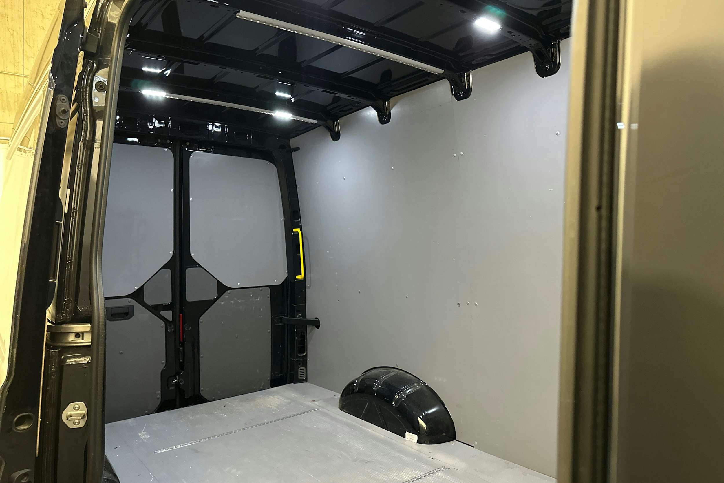musta Volkswagen Crafter 2021 kuva 13.