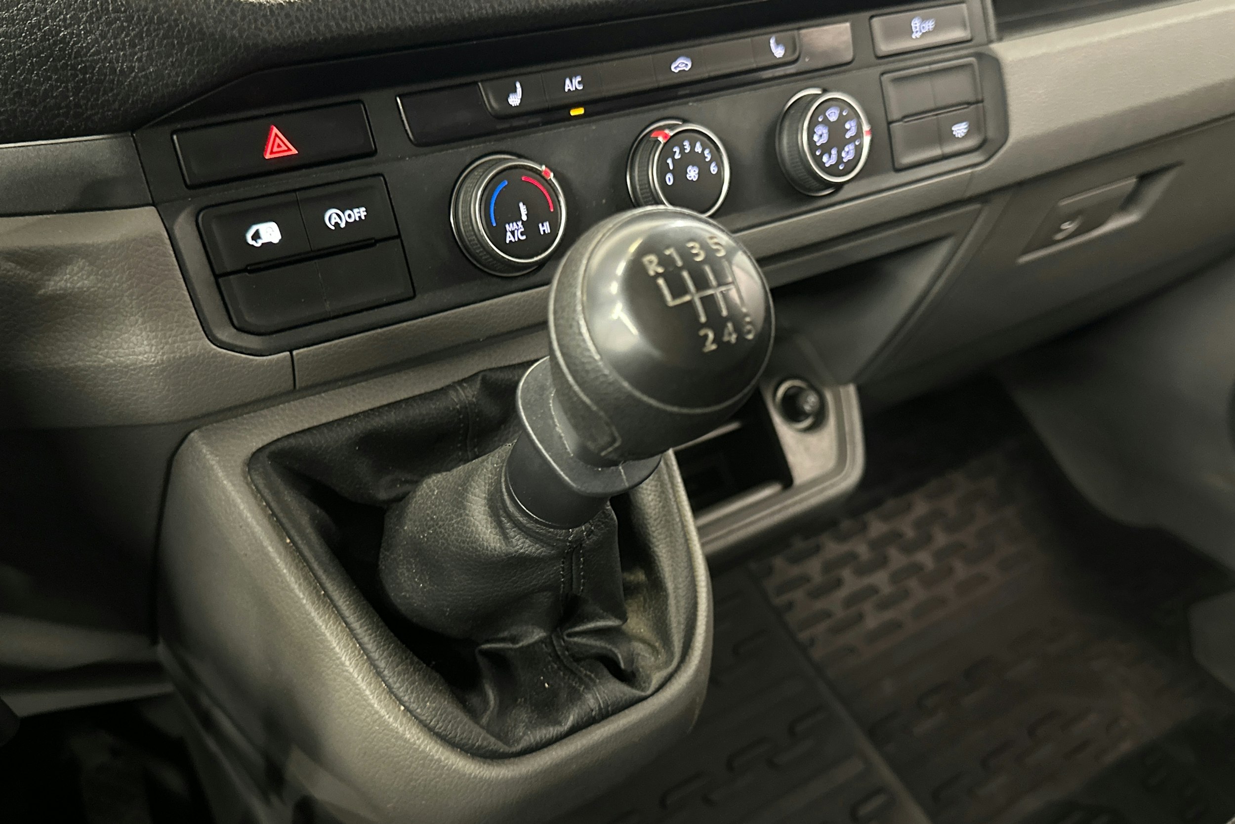 musta Volkswagen Crafter 2021 kuva 23.