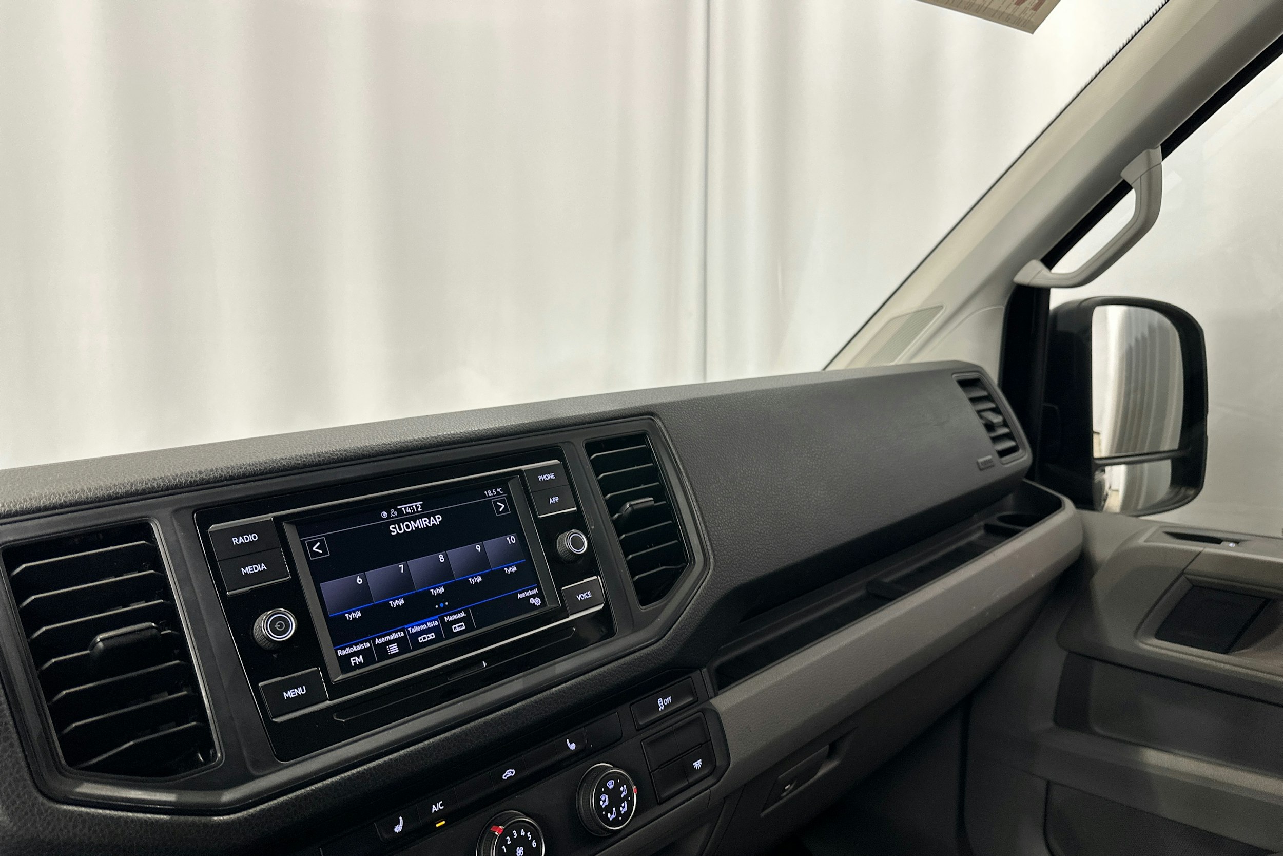 musta Volkswagen Crafter 2021 kuva 24.