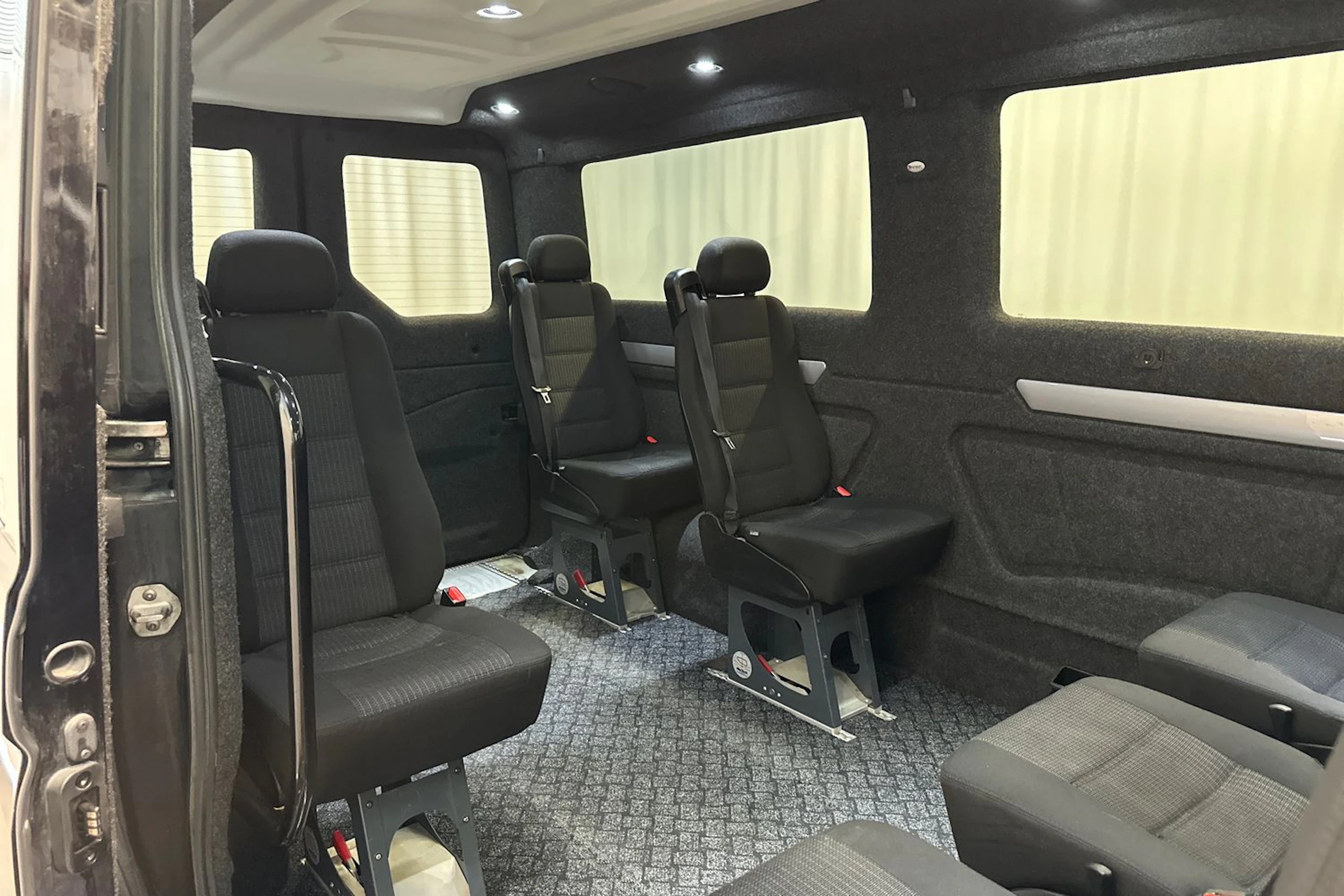 Musta Volkswagen CRAFTER 2021 kuva 11.