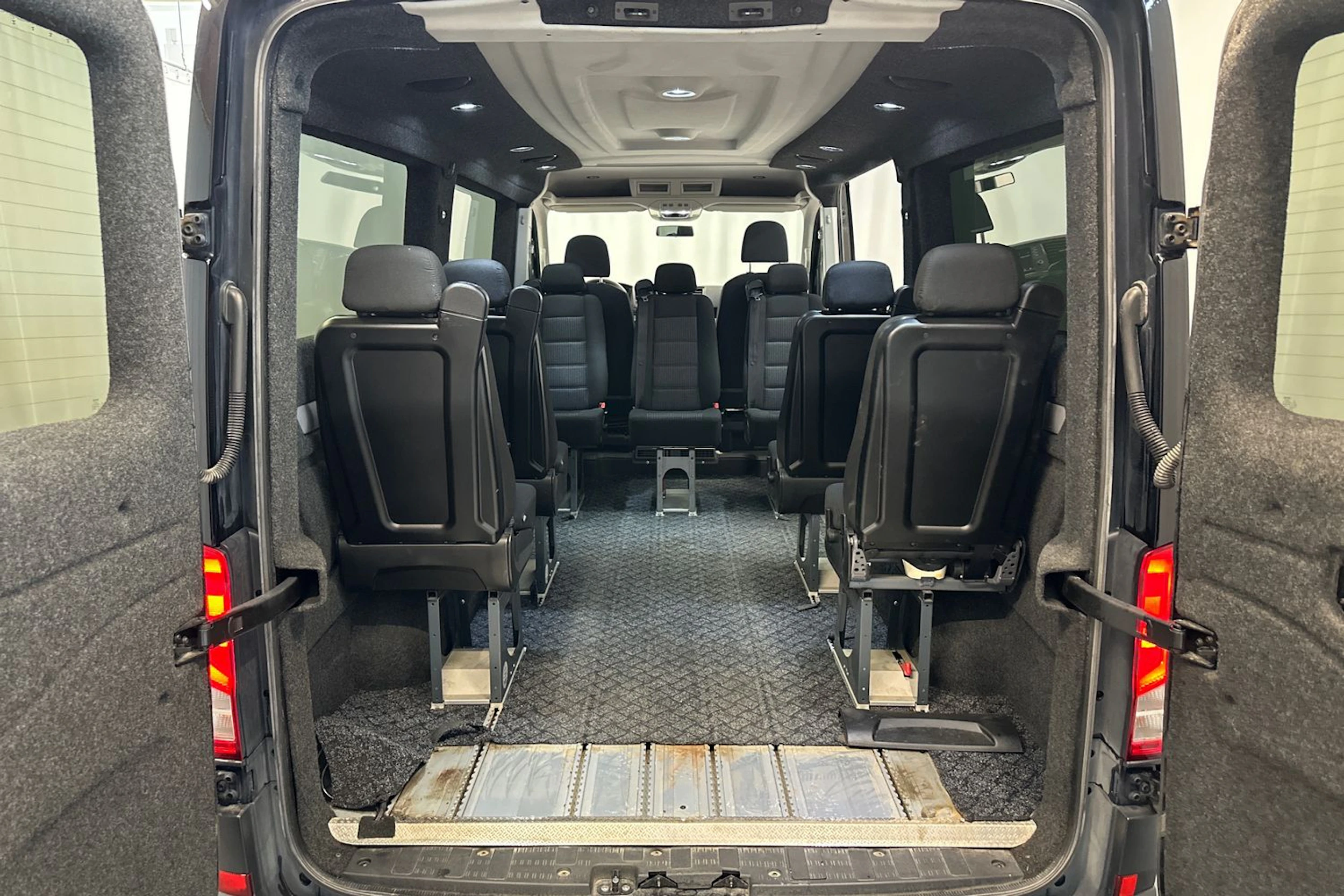 Musta Volkswagen CRAFTER 2021 kuva 12.