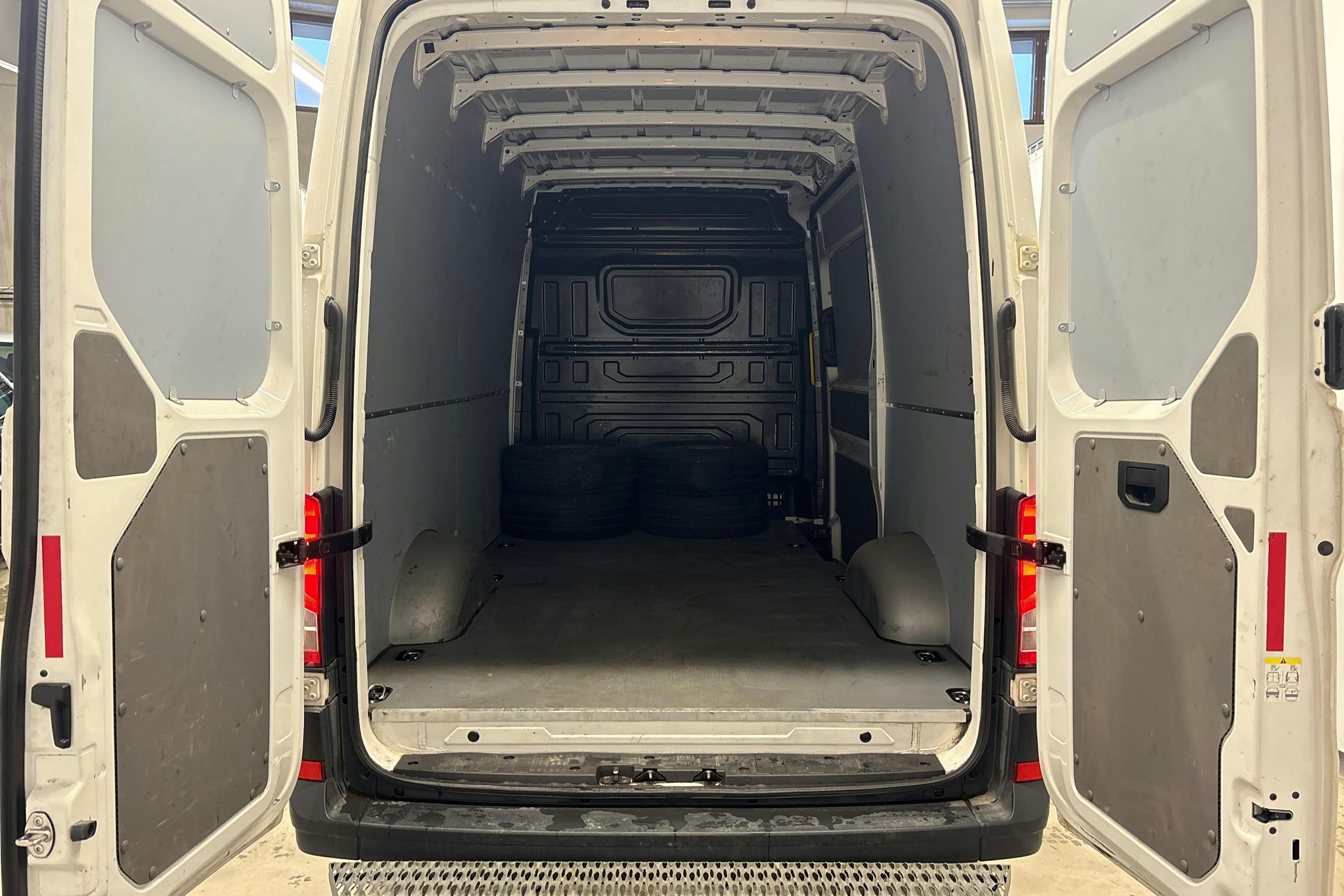 valkoinen Volkswagen Crafter 2021 kuva 11.